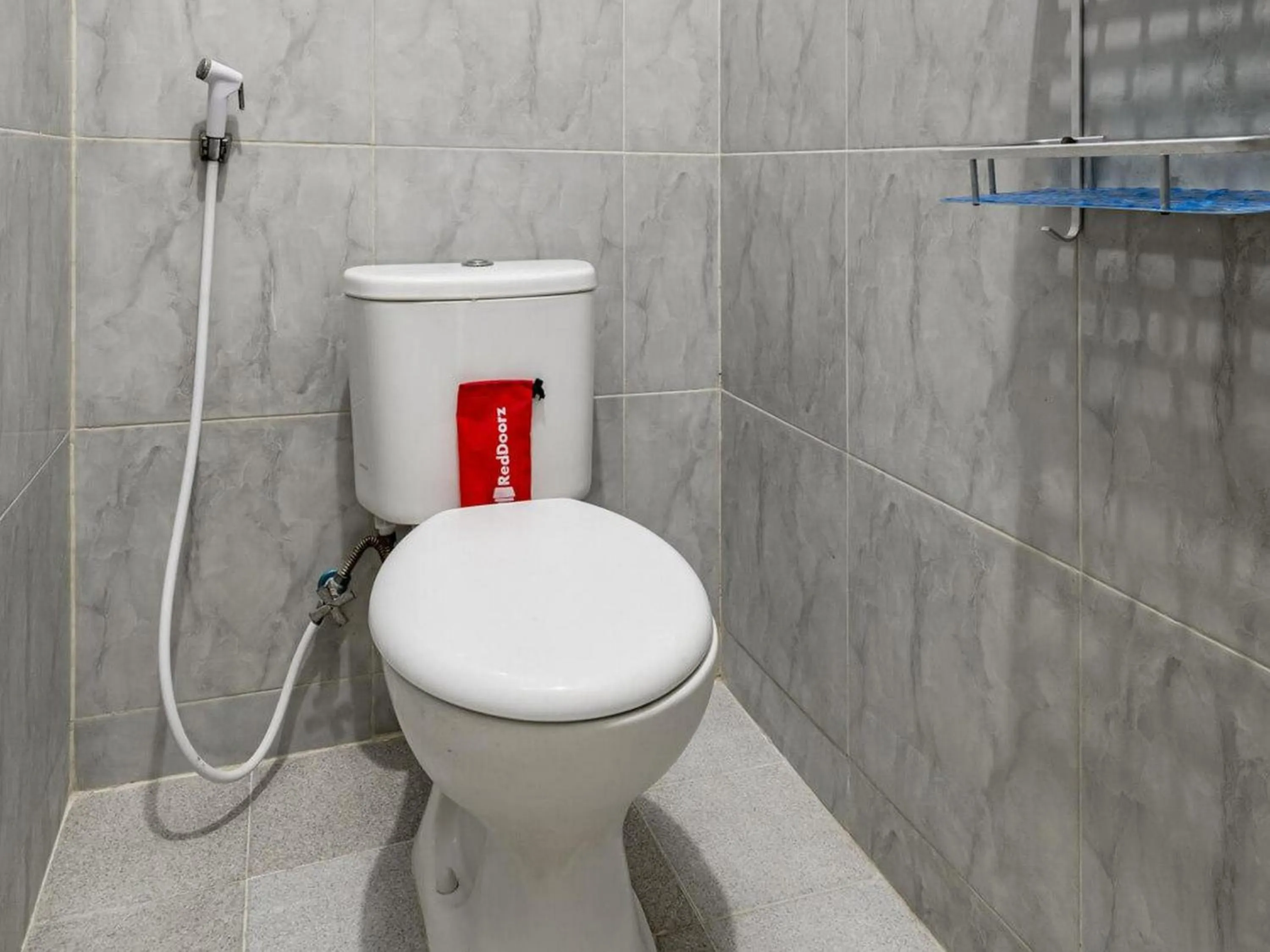 Bathroom in RedDoorz @ Jemursari Surabaya 2