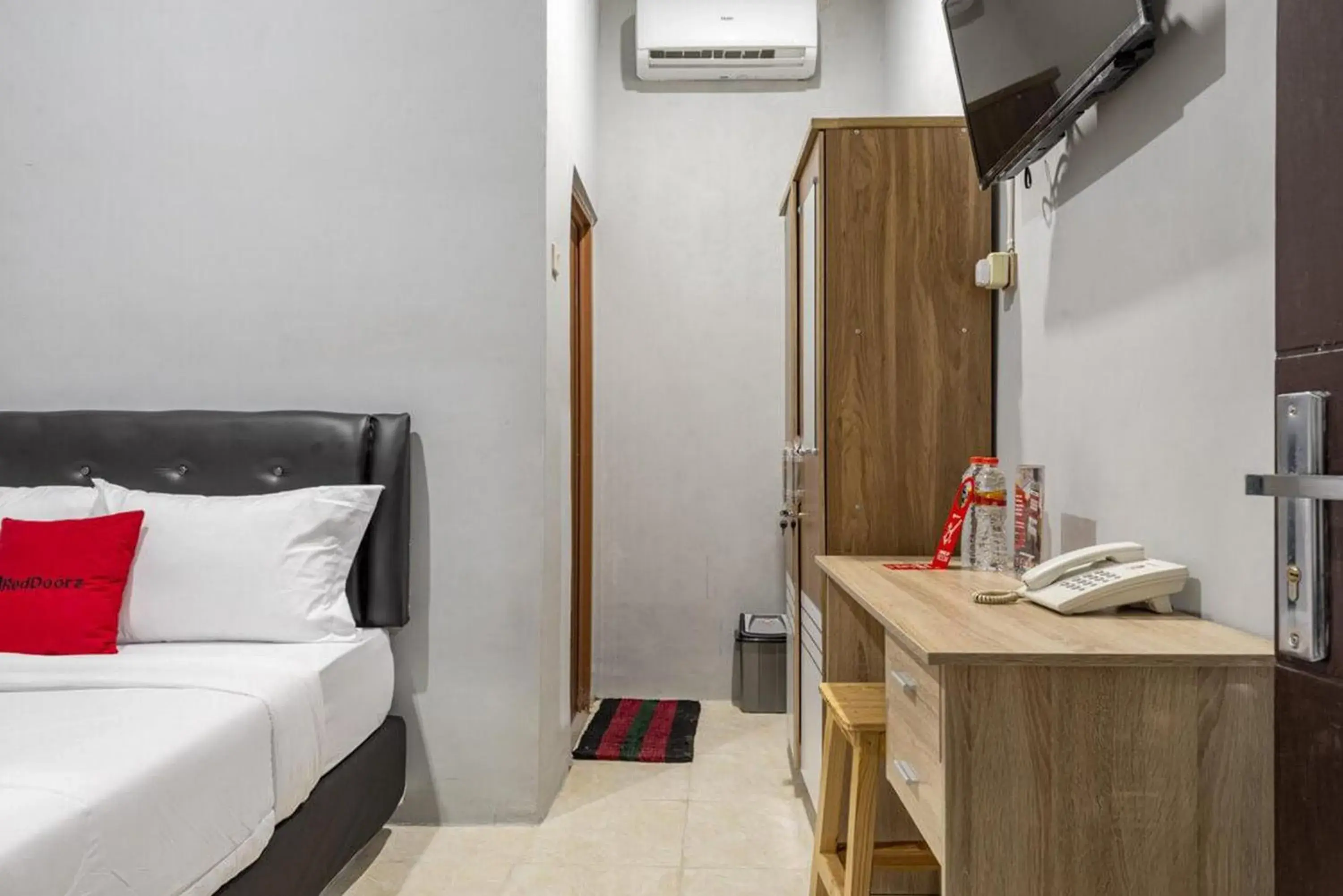 Bedroom, Bed in RedDoorz @ Jemursari Surabaya 2 Bedroom, Bed in RedDoorz @ Jemursari Surabaya 2