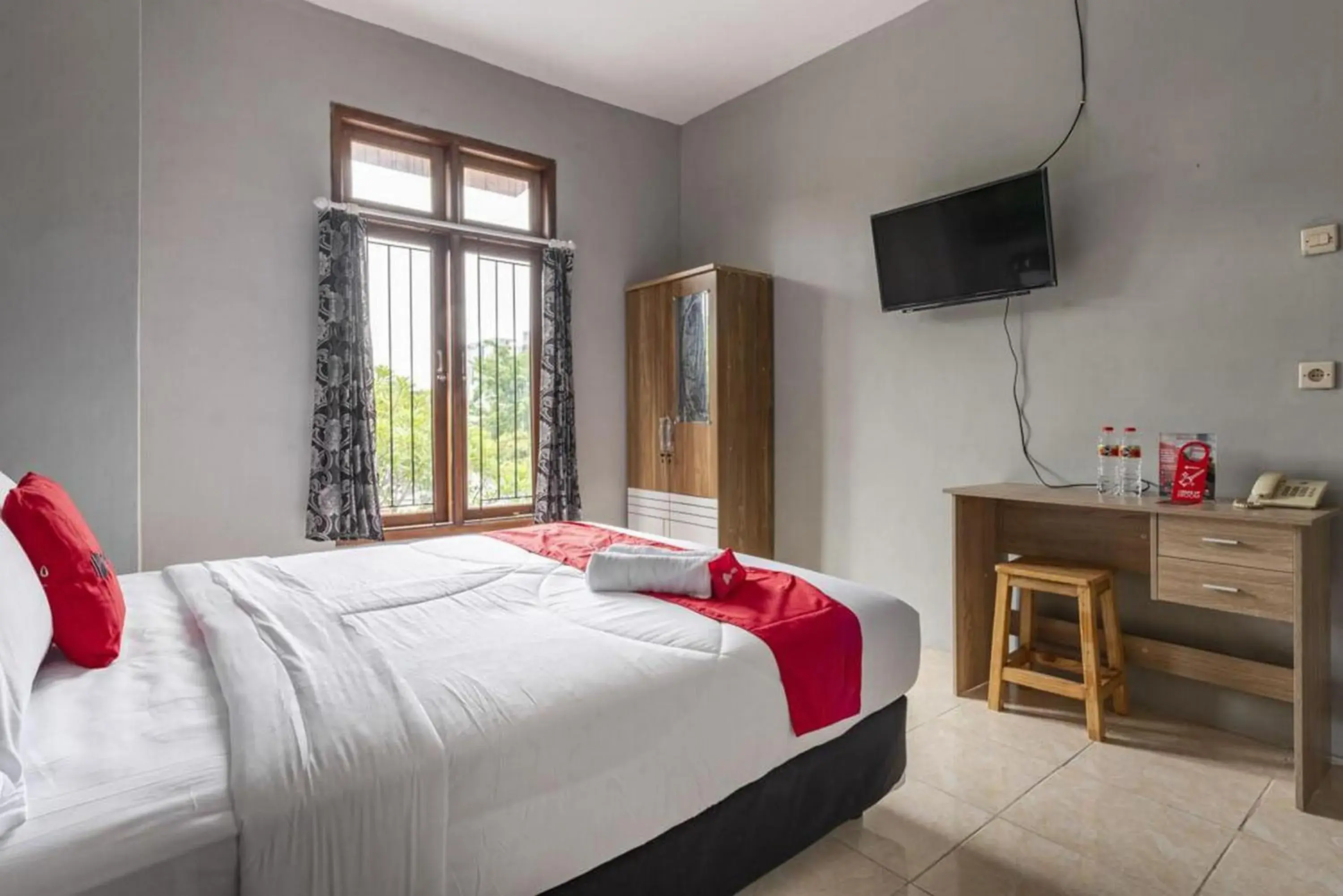 Bedroom, Bed in RedDoorz @ Jemursari Surabaya 2 Bedroom, Bed in RedDoorz @ Jemursari Surabaya 2