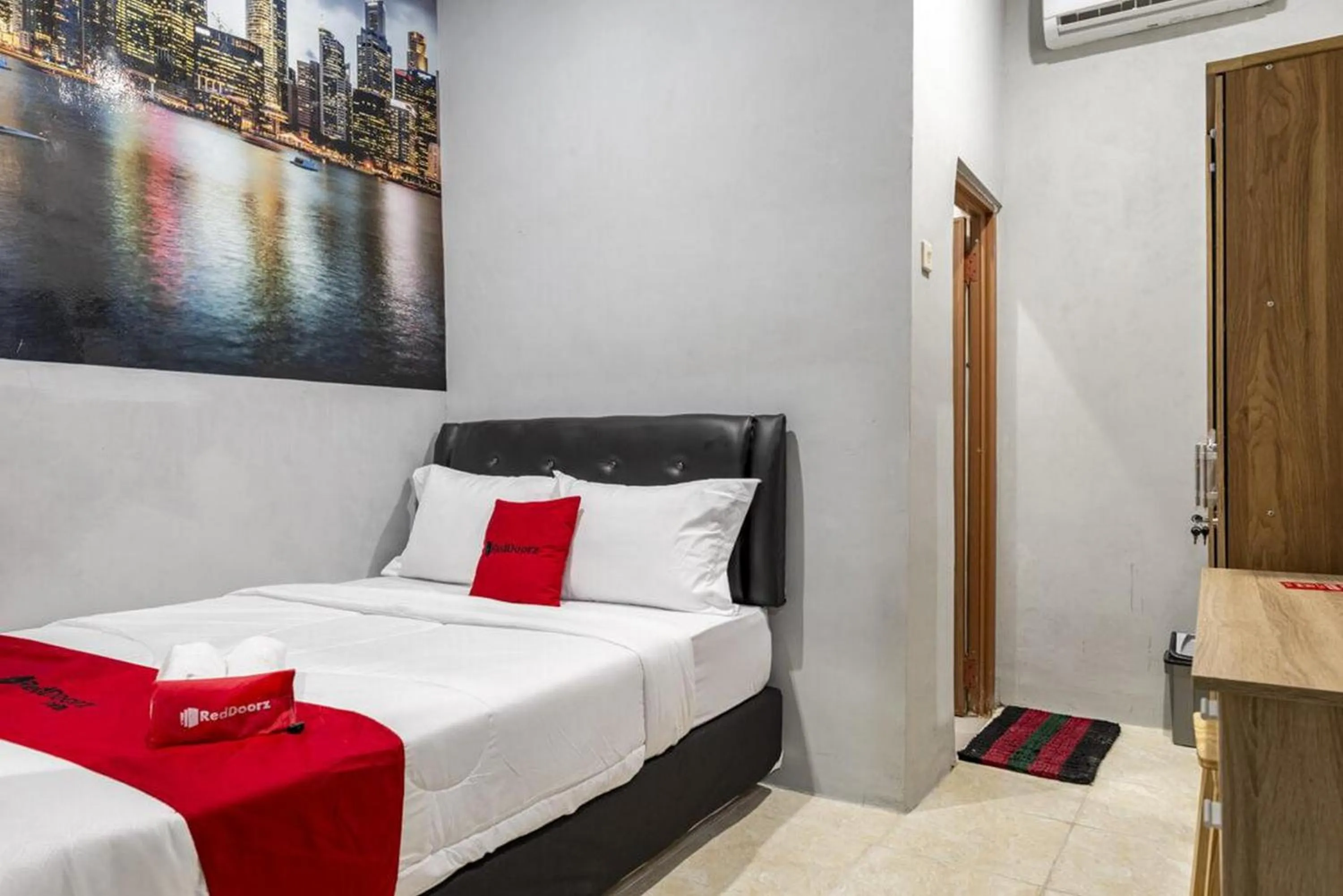 Lobby or reception, Bed in RedDoorz @ Jemursari Surabaya 2