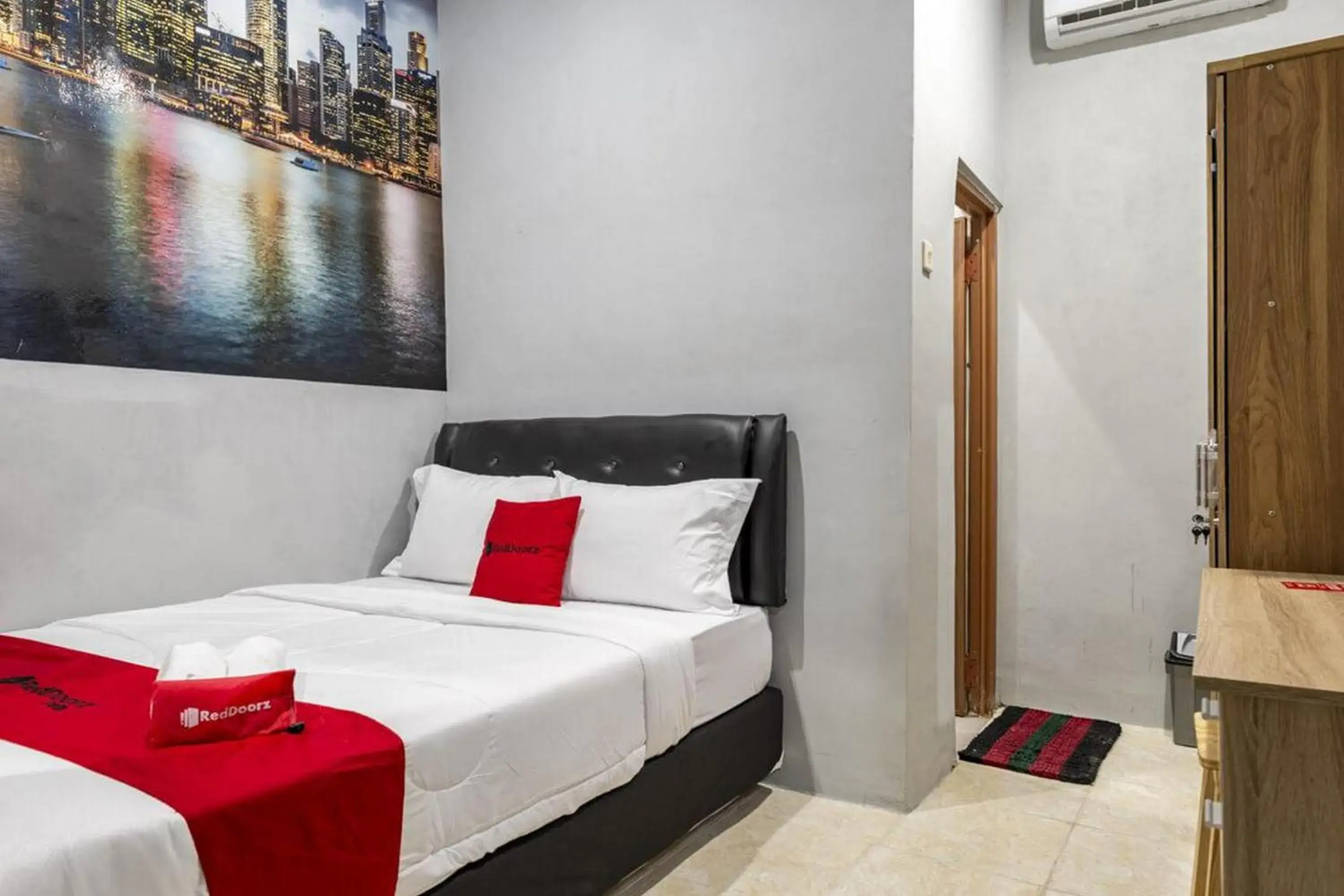 Lobby or reception, Bed in RedDoorz @ Jemursari Surabaya 2 Lobby or reception, Bed in RedDoorz @ Jemursari Surabaya 2