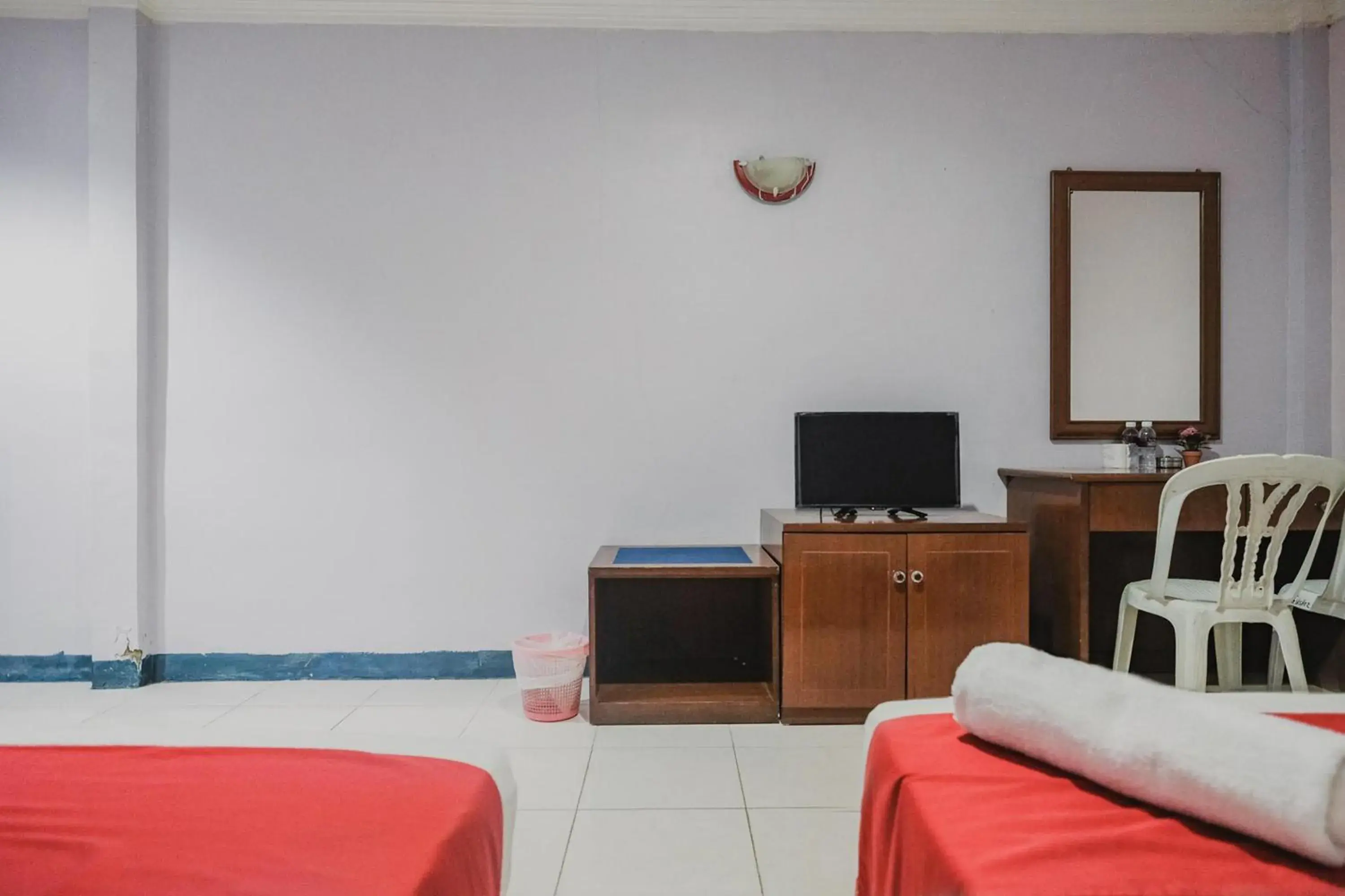 Bed in Reddoorz near Nagoya Hill Mall Batam 5 Bed in Reddoorz near Nagoya Hill Mall Batam 5