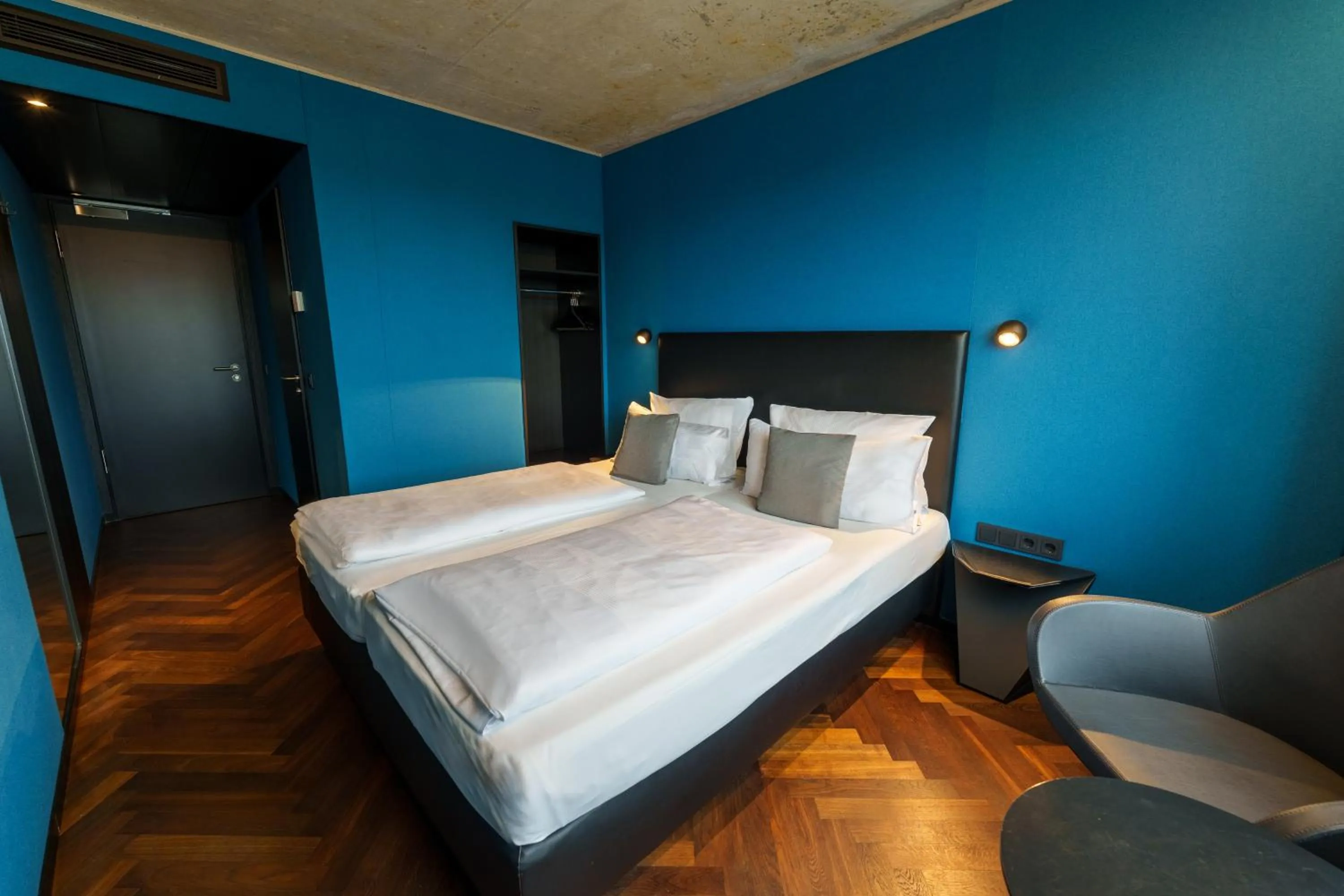 Living room, Bed in Roomreich