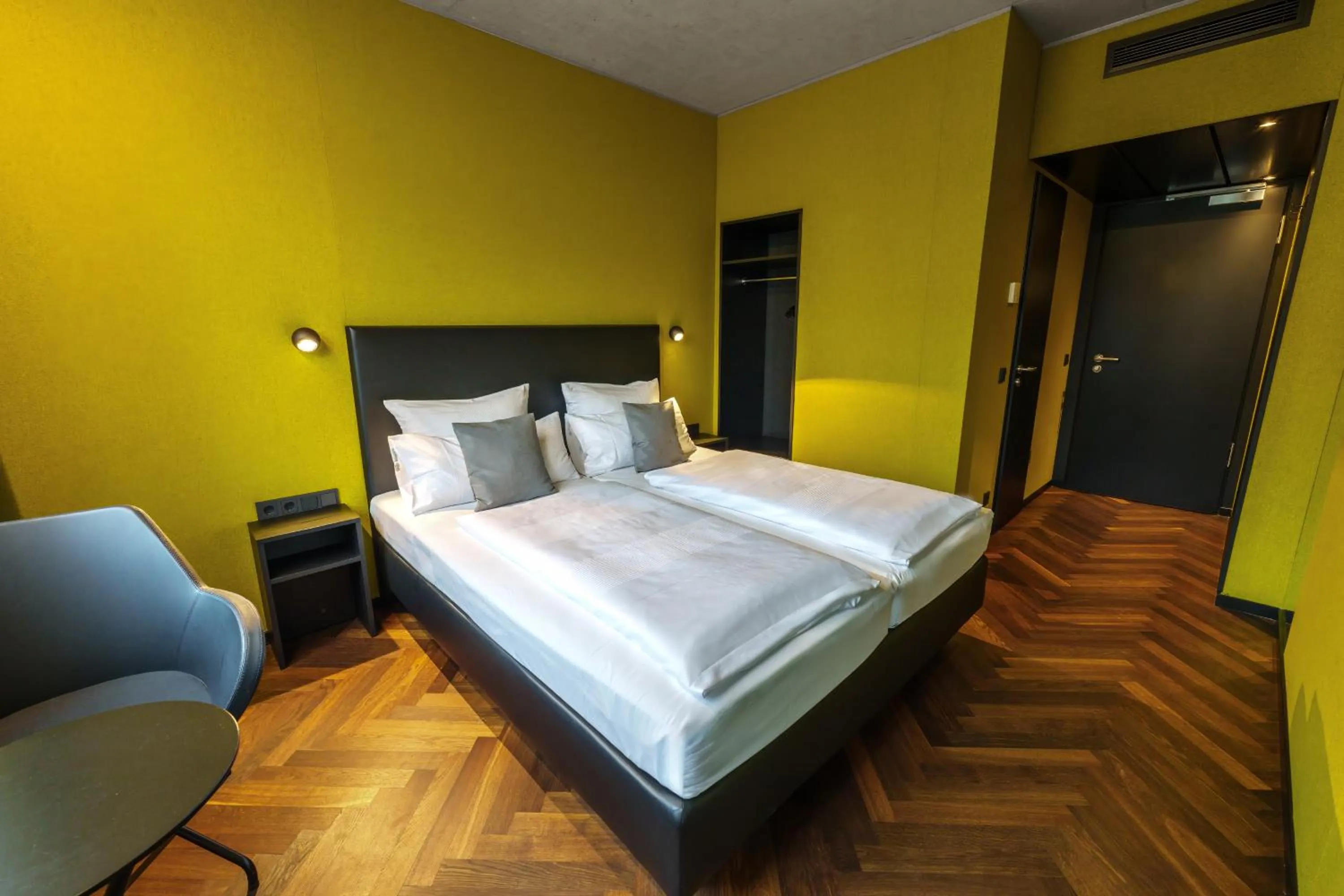 Living room, Bed in Roomreich