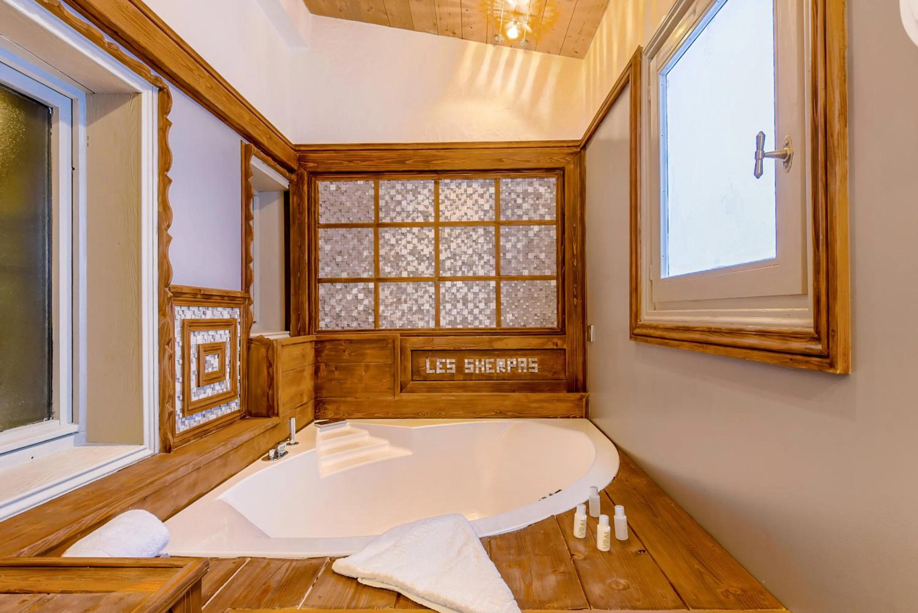 Bath in Hôtel Les Sherpas