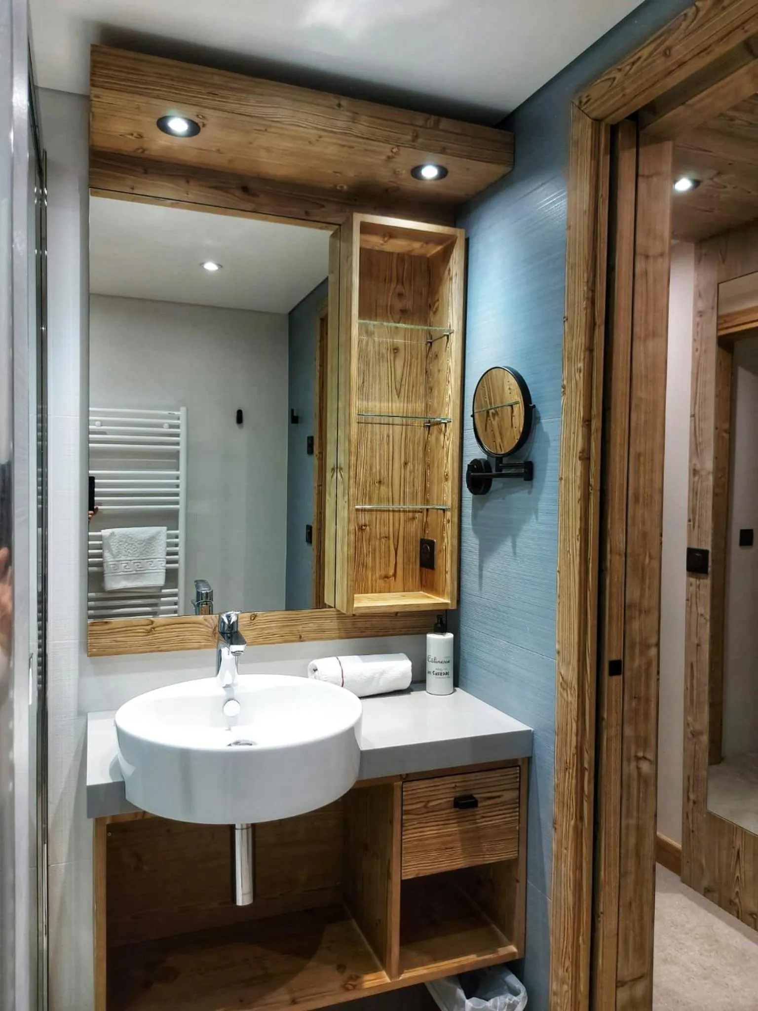 Shower in Hôtel Les Sherpas