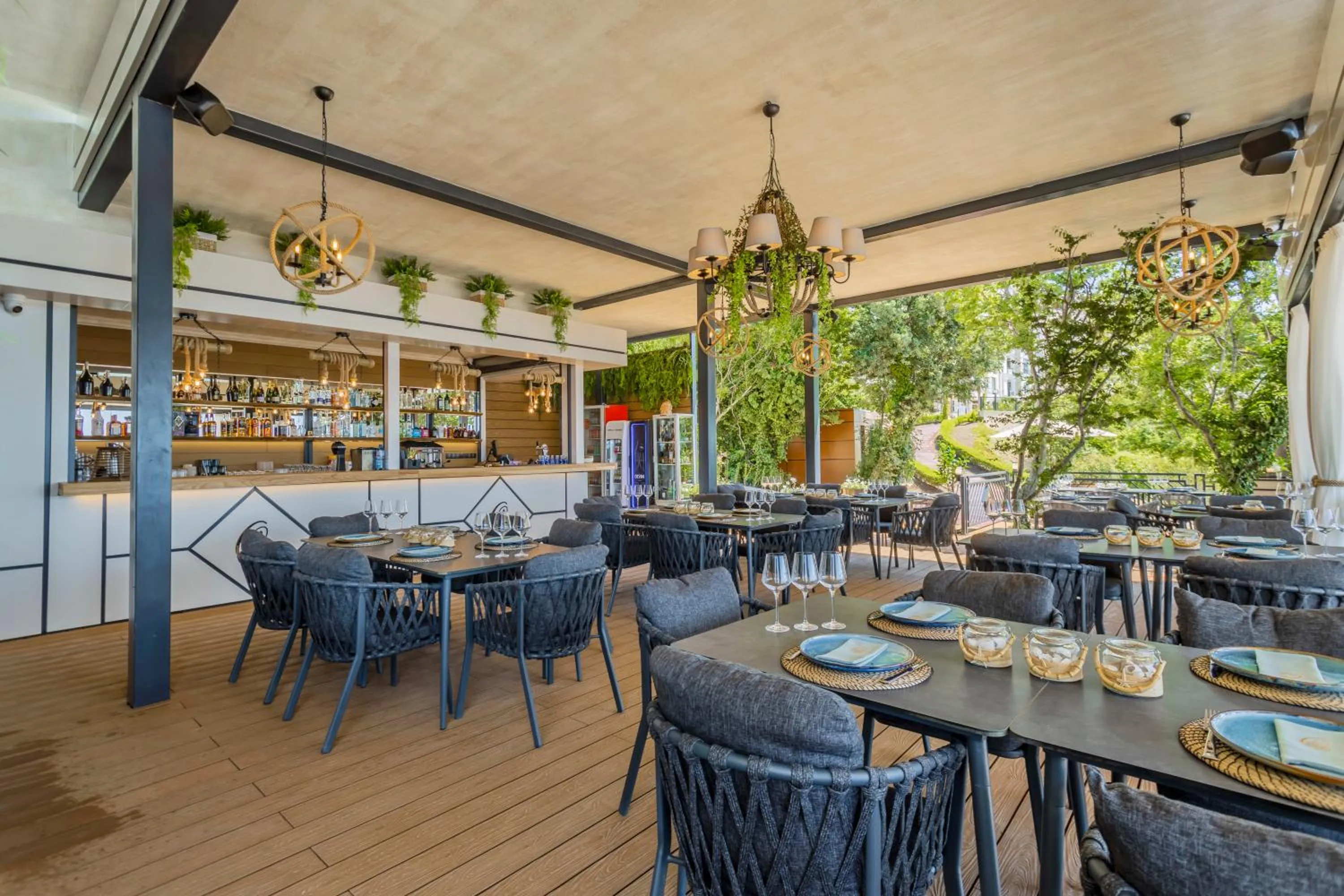 Restaurant/places to eat in Onyx Beach Residence - Free Beach Access & Parking