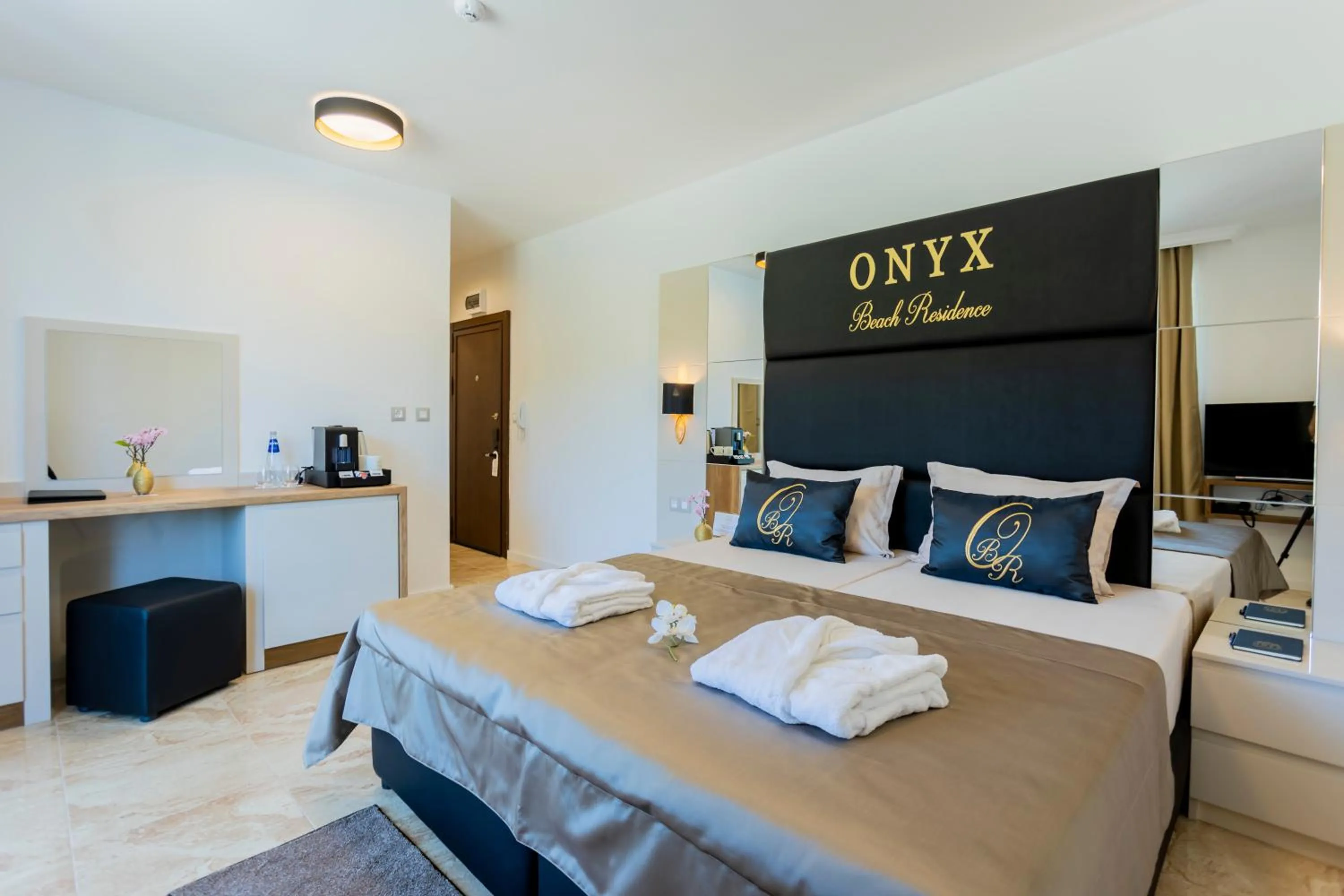 Bed in Onyx Beach Residence - Free Beach Access & Parking