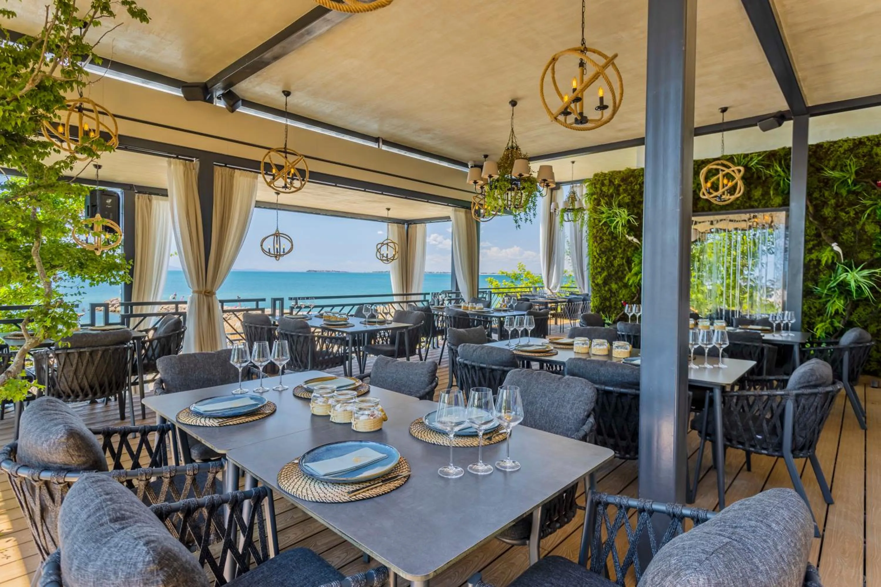 Restaurant/places to eat in Onyx Beach Residence - Free Beach Access & Parking
