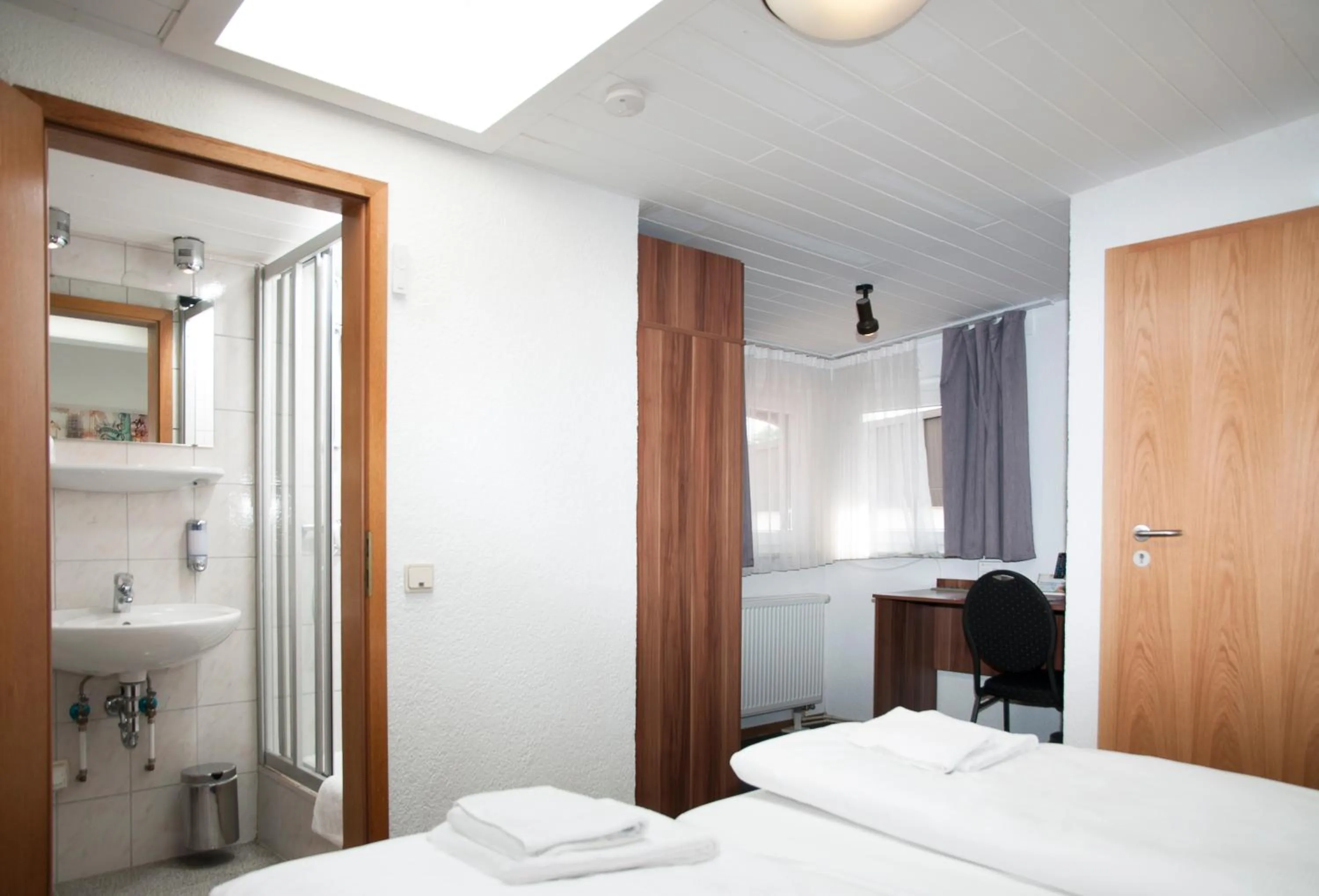 Bathroom, Bed in Hotel Sonne