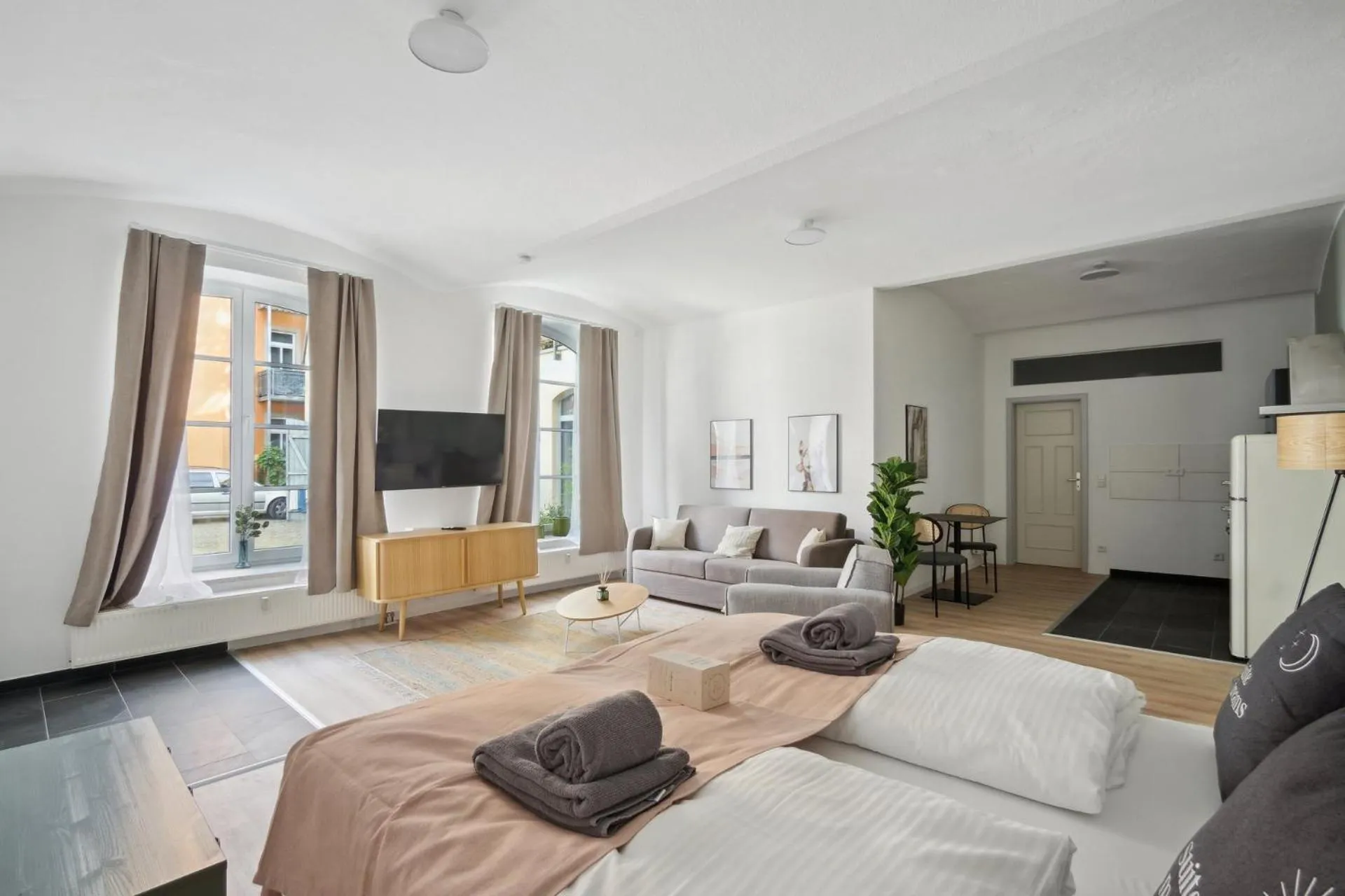 TV and multimedia, Bed in Limehome Dresden Jordanstraße