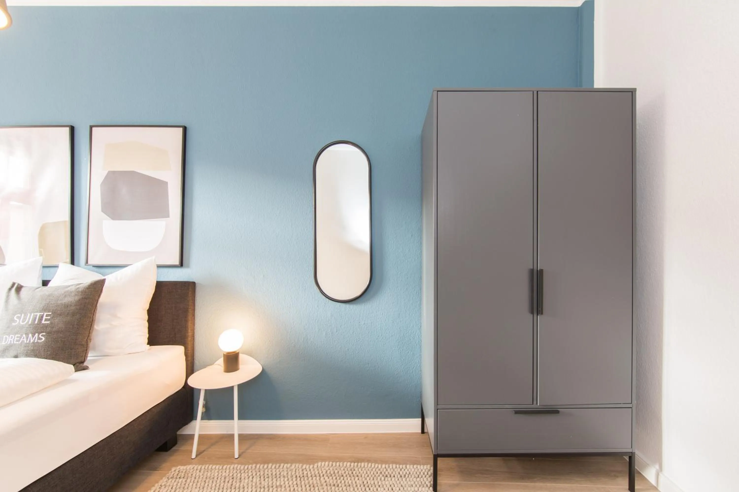 Bedroom, Bed in Limehome Dresden Jordanstraße