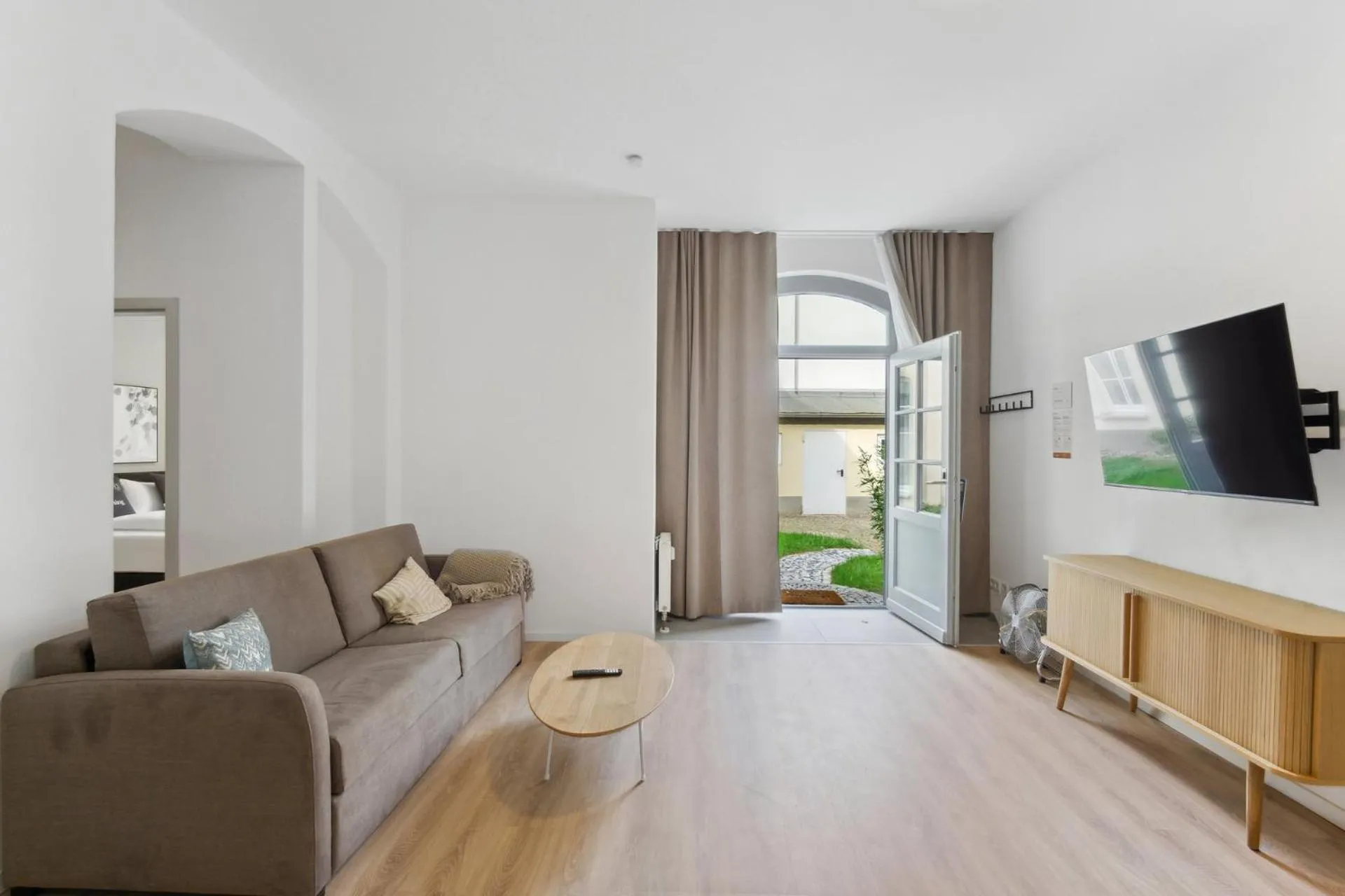 TV and multimedia in Limehome Dresden Jordanstraße