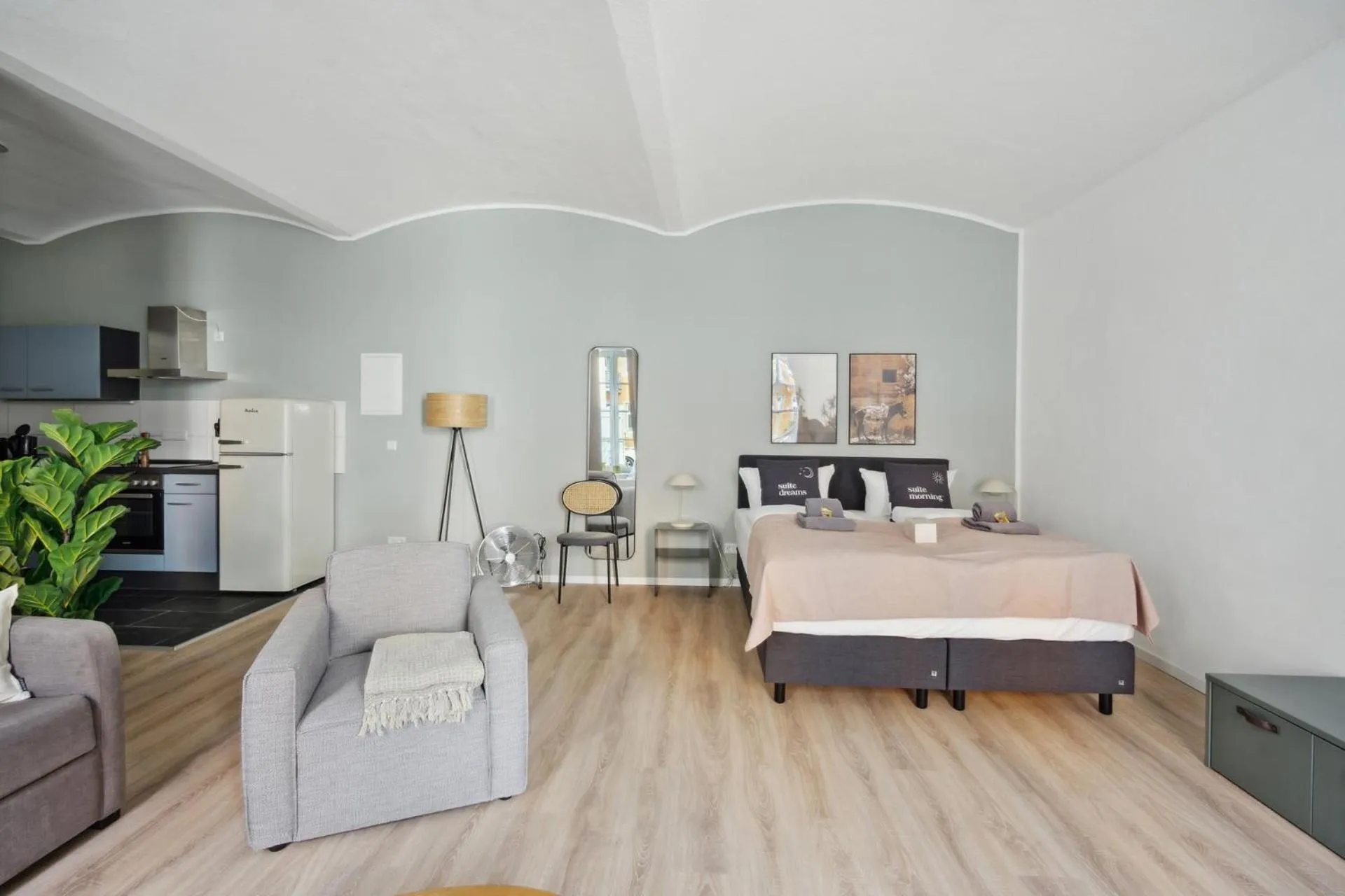 Kitchen or kitchenette, Bed in Limehome Dresden Jordanstraße