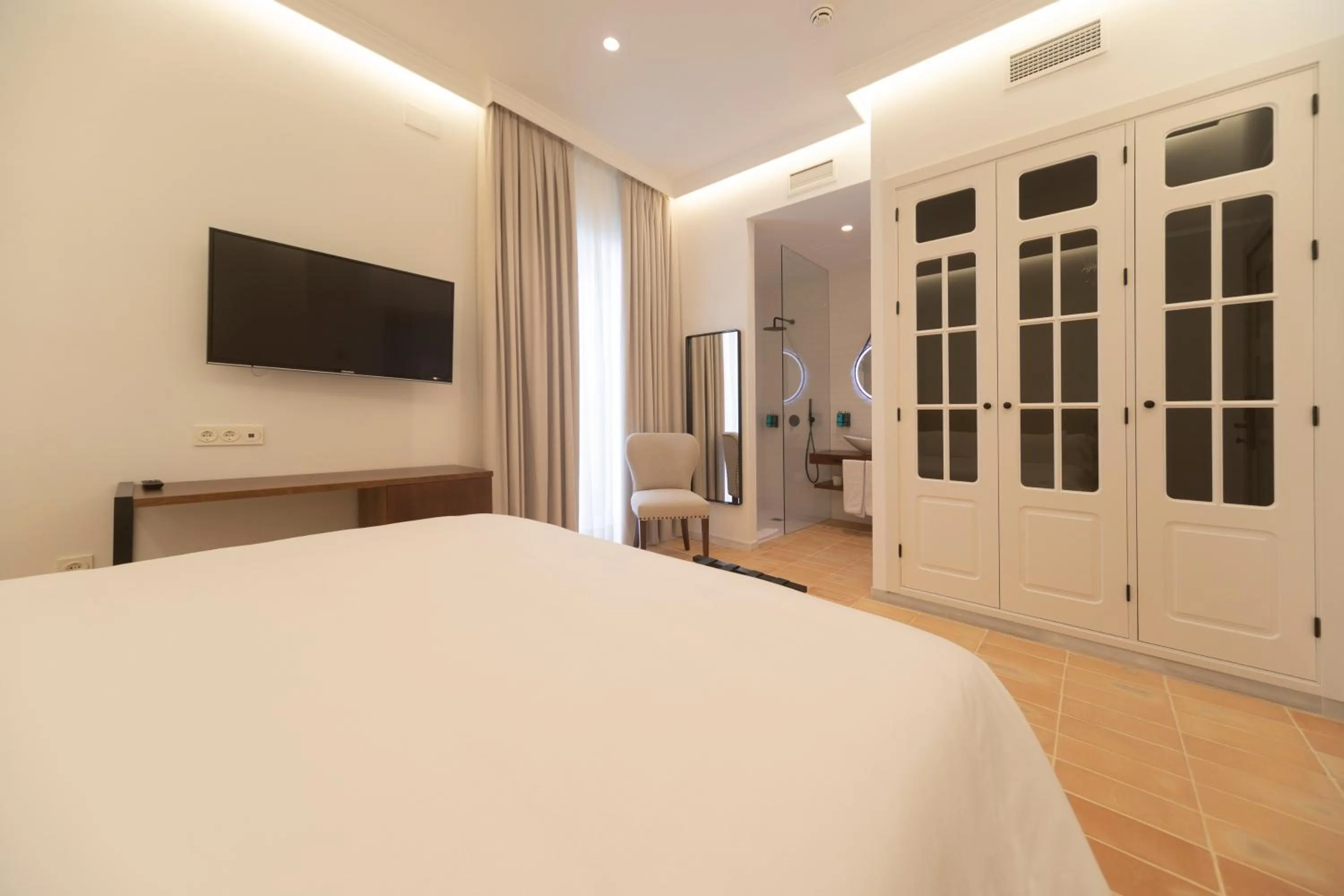 wardrobe, Bed in Albariza Hotel Boutique