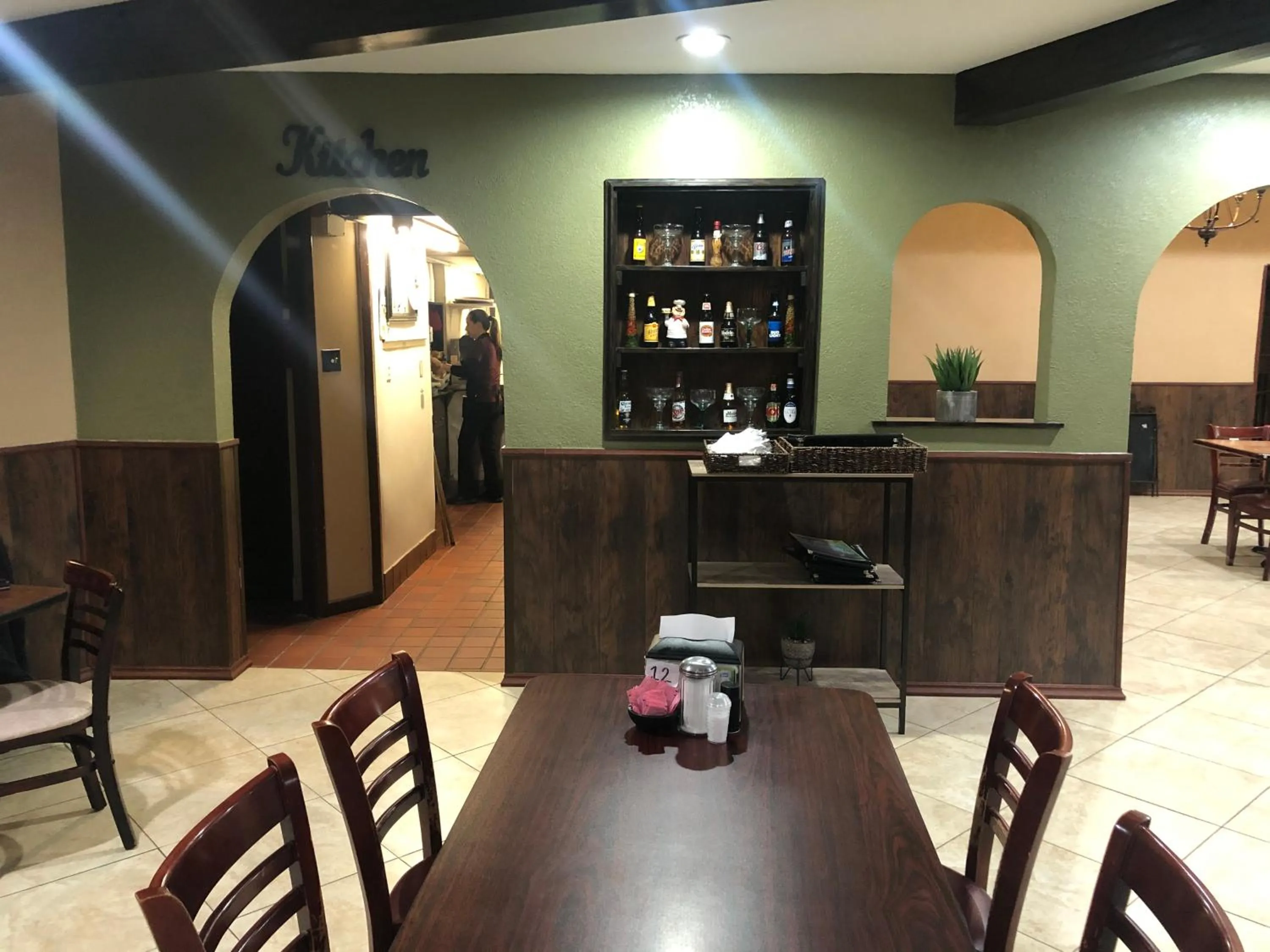 Restaurant/places to eat in Royal Inn