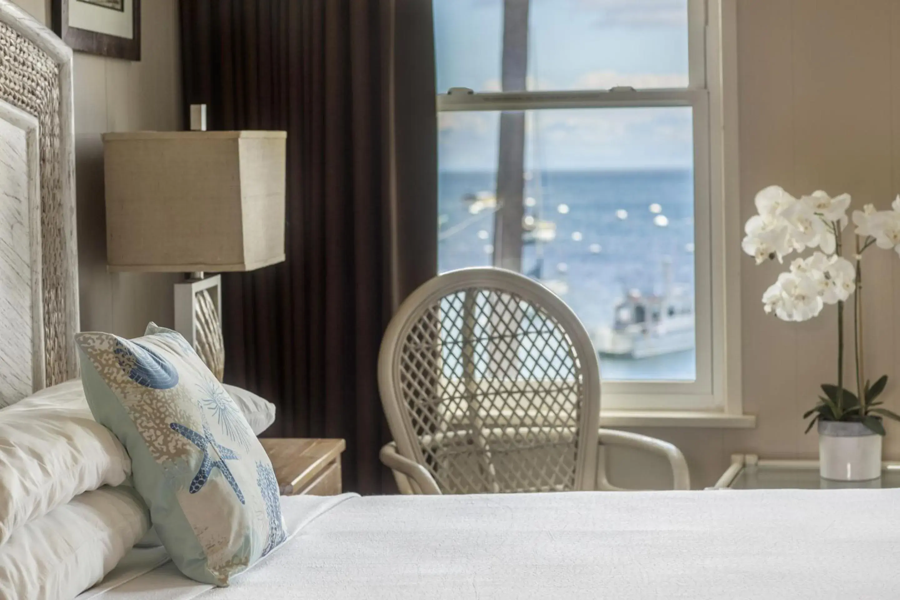 View (from property/room), Bed in Hotel Mac Rae View (from property/room), Bed in Hotel Mac Rae