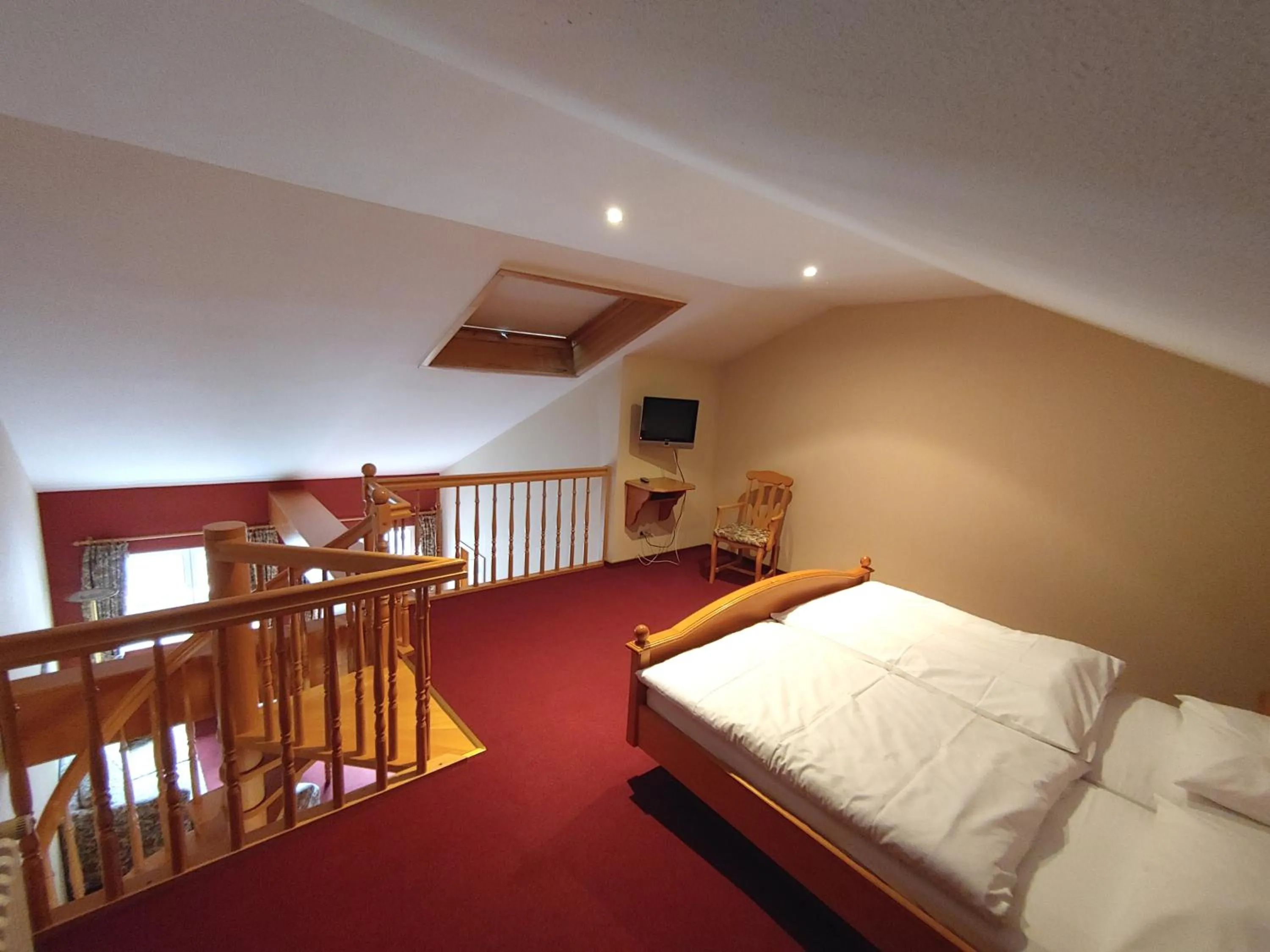 Photo of the whole room, Bed in AKZENT Hotel Berg's Alte Bauernschänke- Wellness und Wein