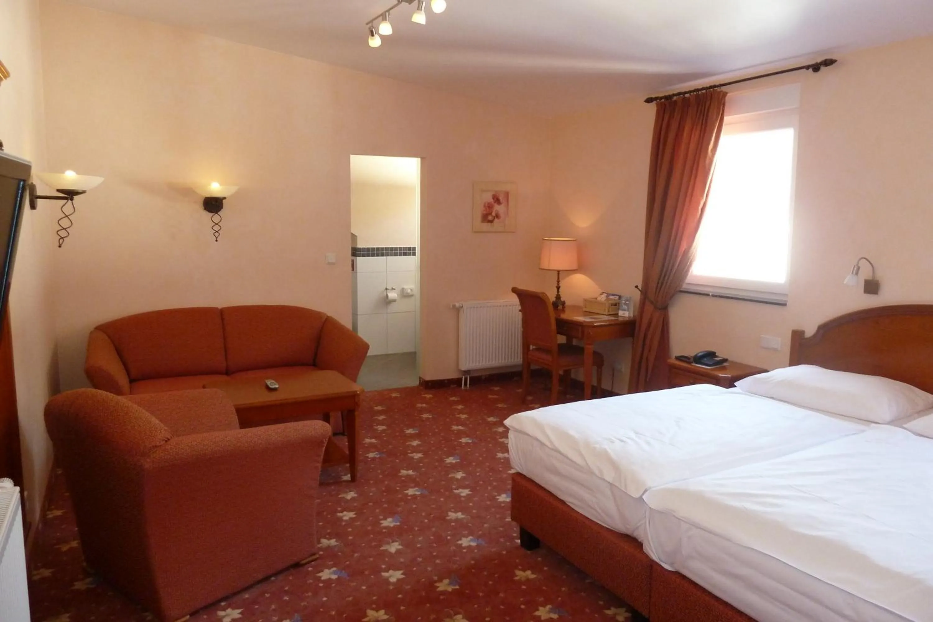 Photo of the whole room, Bed in AKZENT Hotel Berg's Alte Bauernschänke- Wellness und Wein