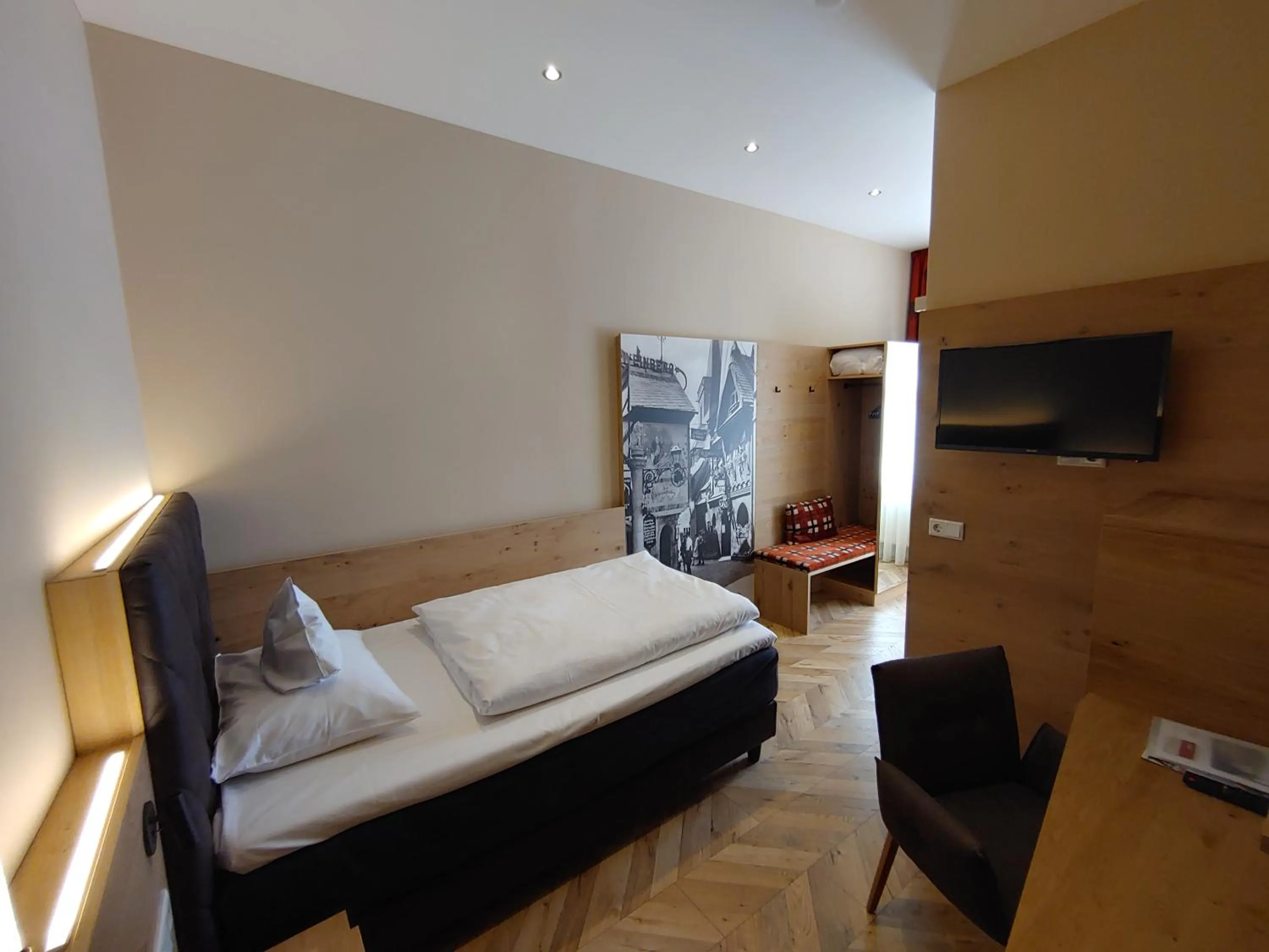 Photo of the whole room, Bed in AKZENT Hotel Berg's Alte Bauernschänke- Wellness und Wein