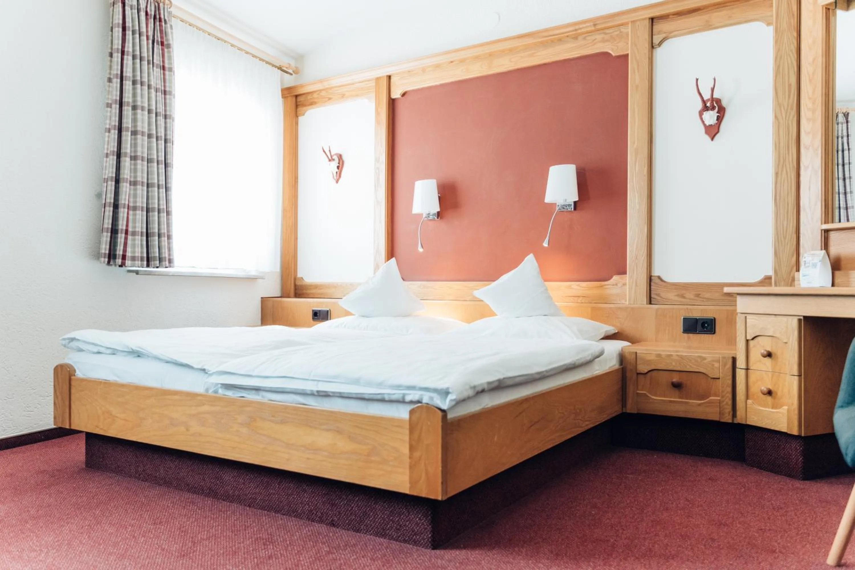 Photo of the whole room, Bed in AKZENT Hotel Berg's Alte Bauernschänke- Wellness und Wein