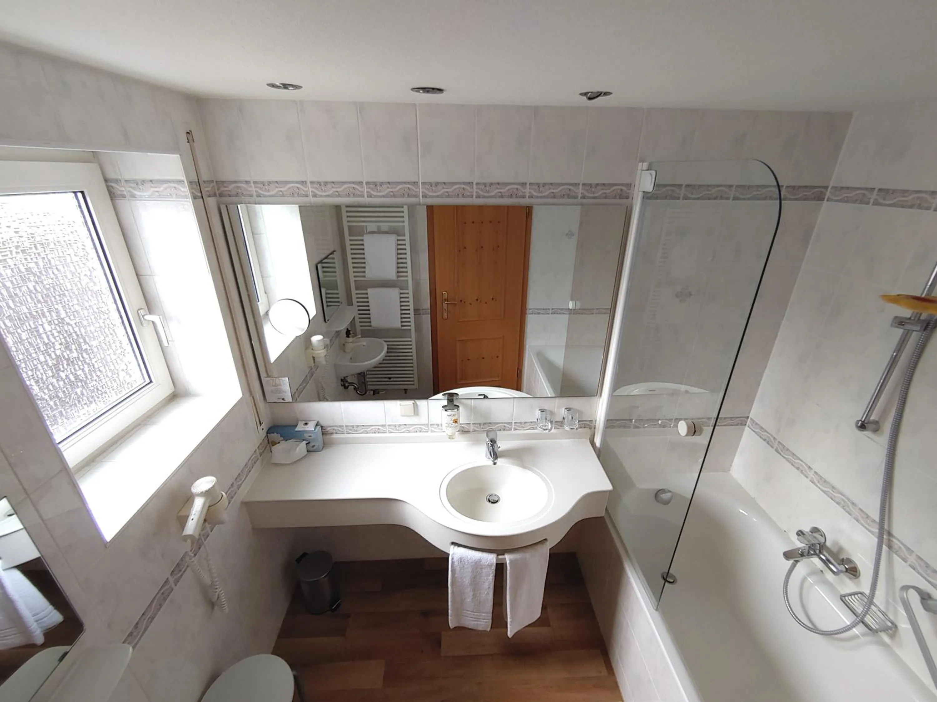 Bathroom in AKZENT Hotel Berg's Alte Bauernschänke- Wellness und Wein