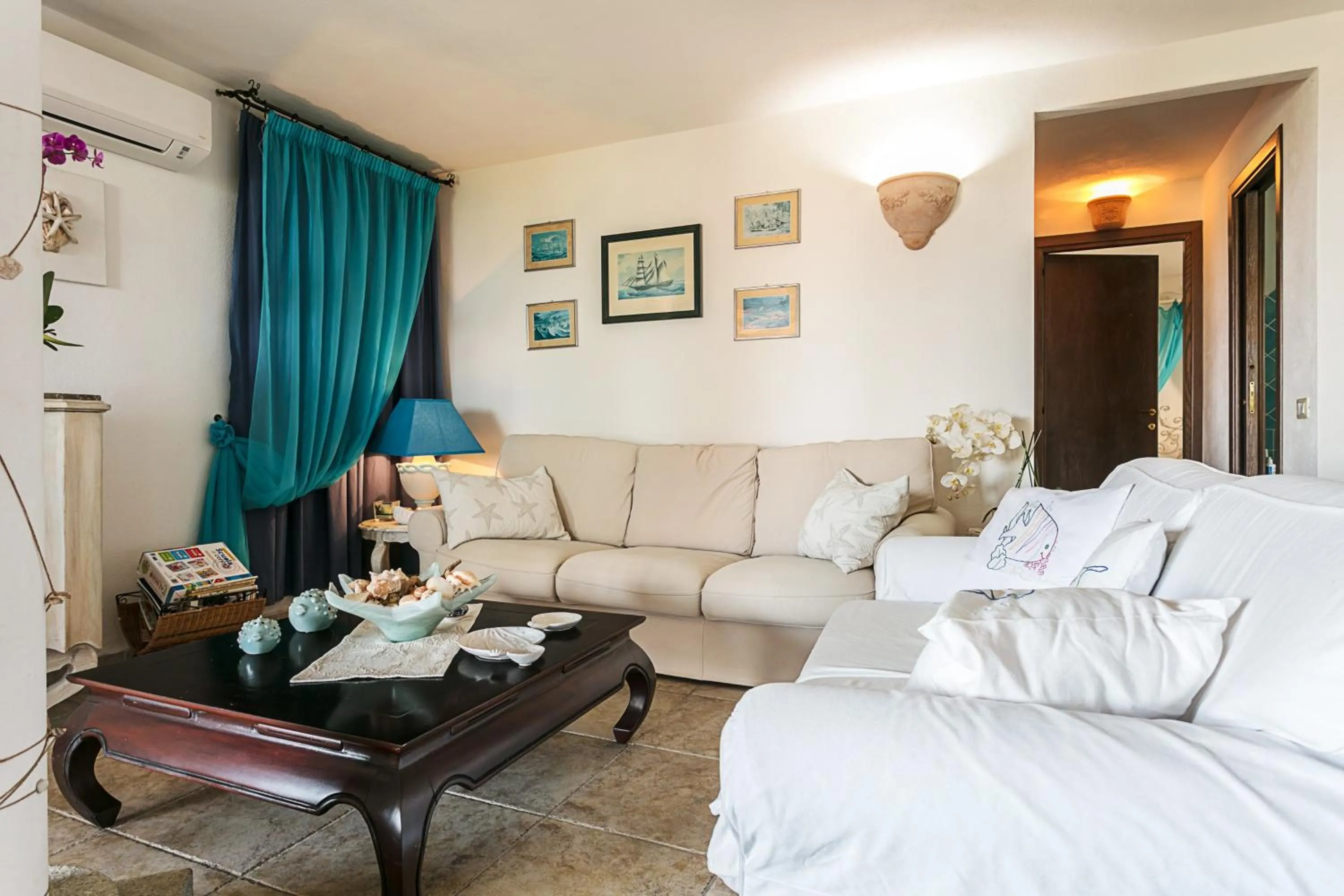 Living room, Bed in Casa Gaia al mare