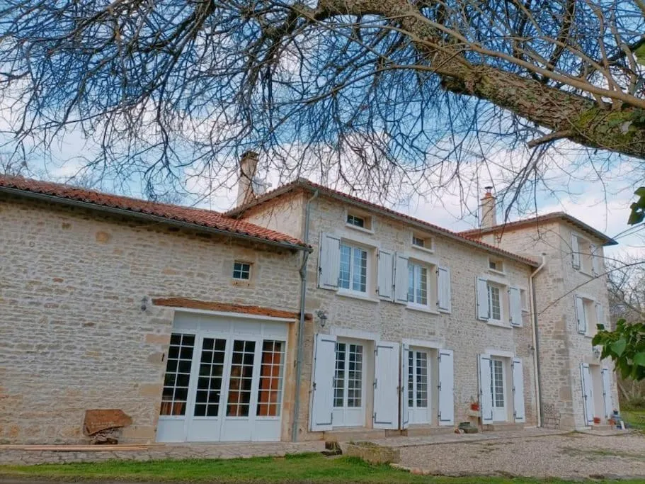 Property building in Moulin sous la Vergne