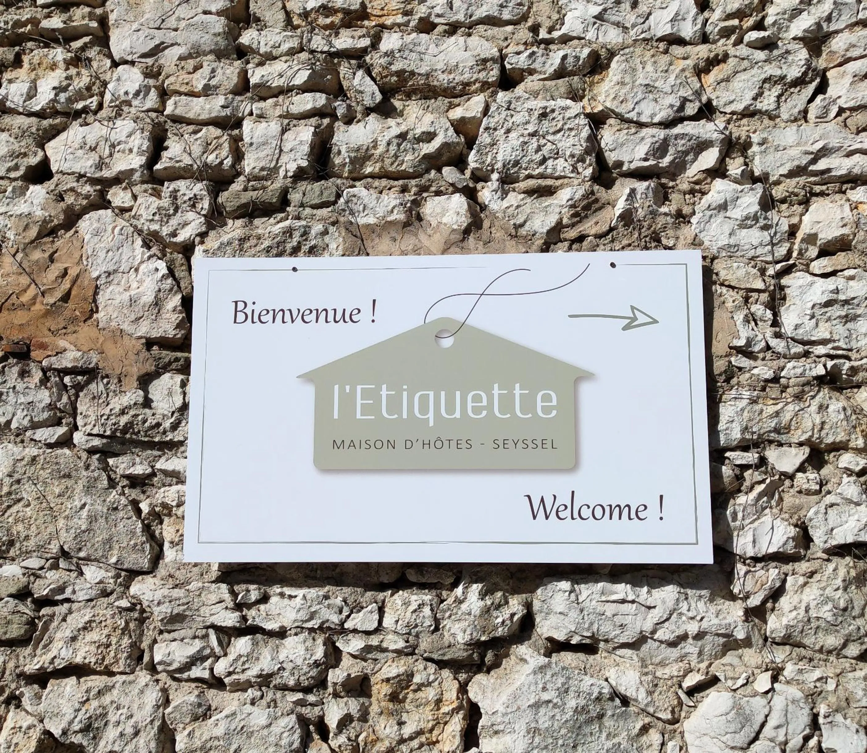 Property logo or sign in Maison d'Hôtes L'Etiquette