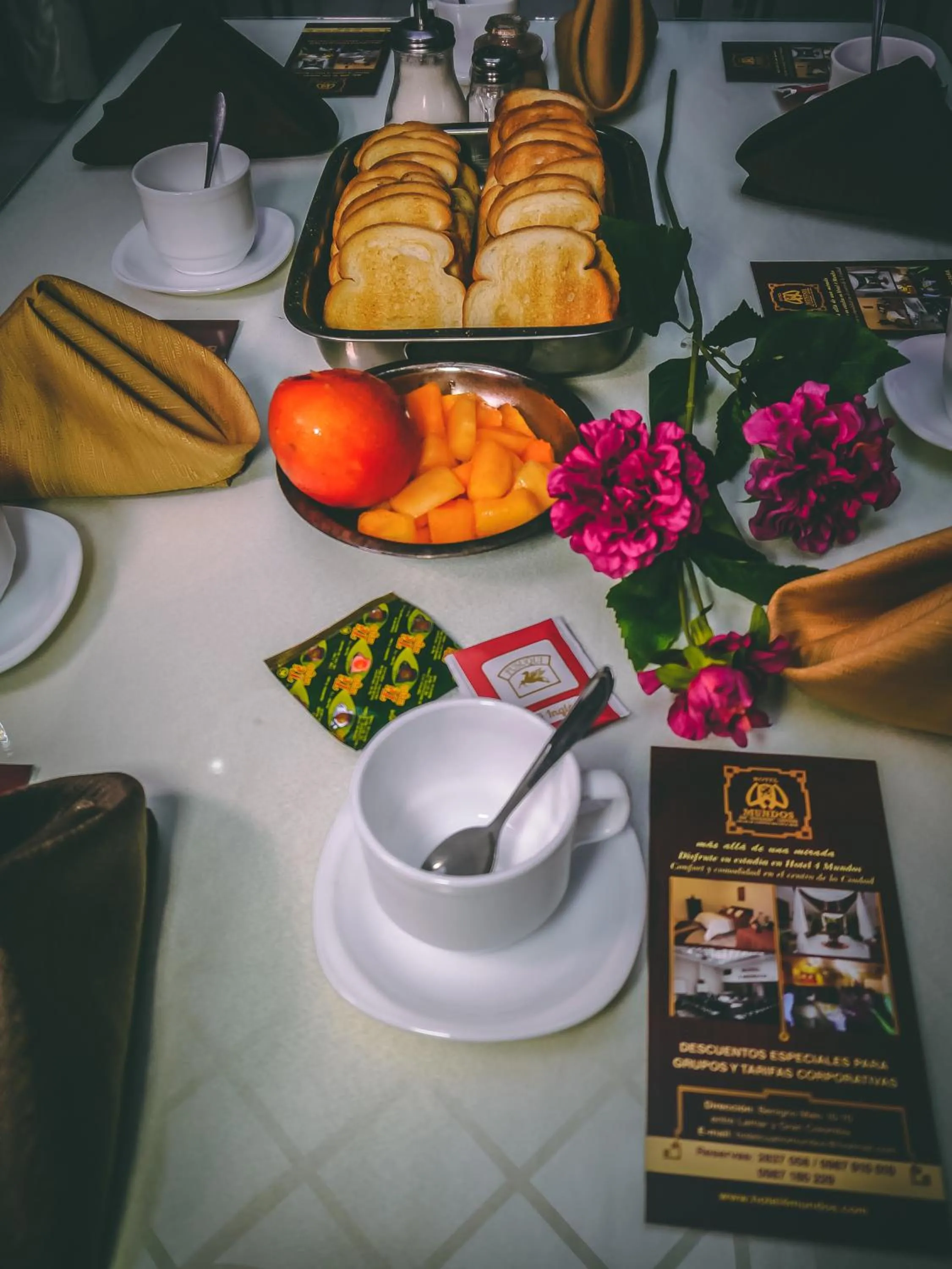 Food and drinks in Hotel 4 Mundos