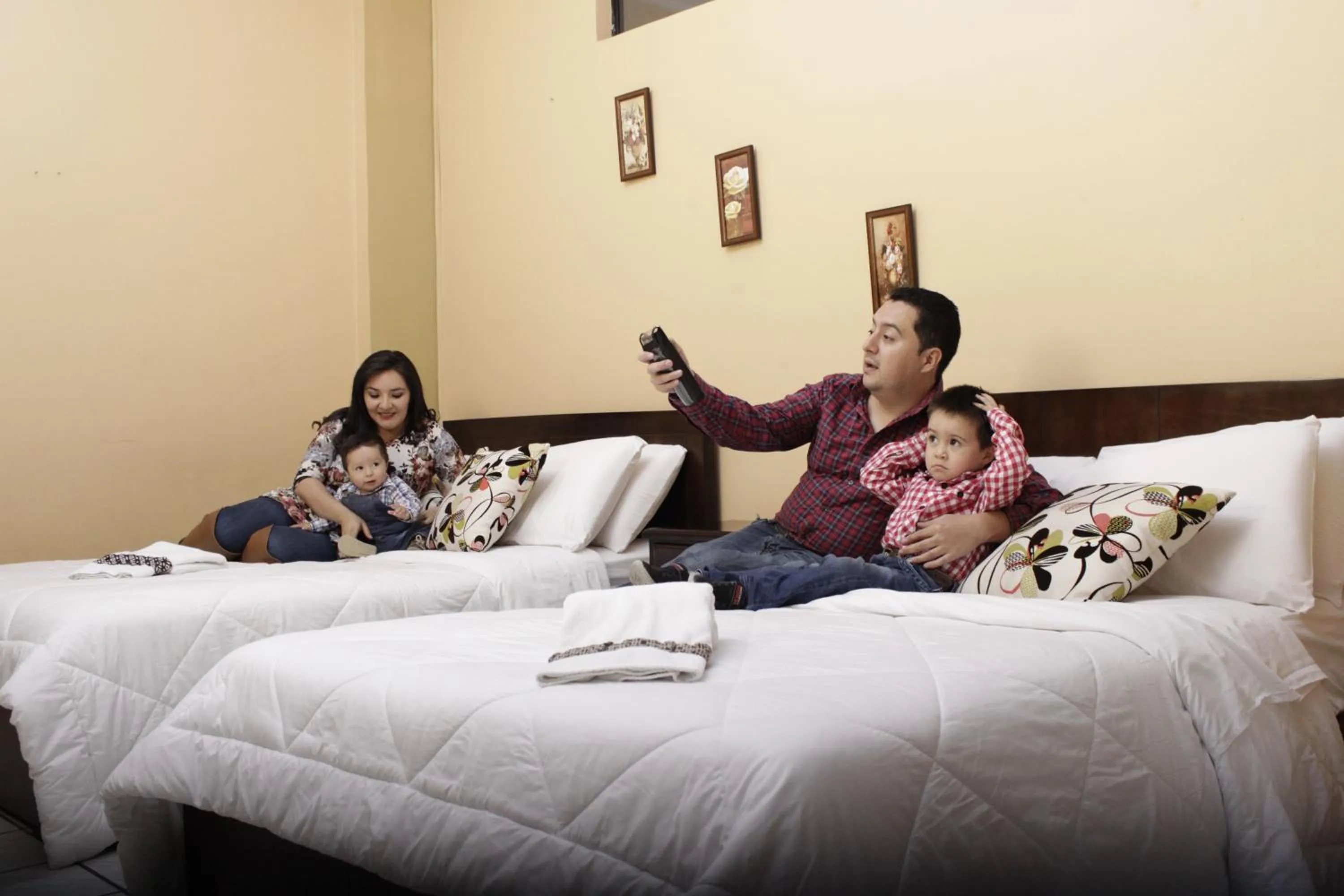 People in Hotel 4 Mundos