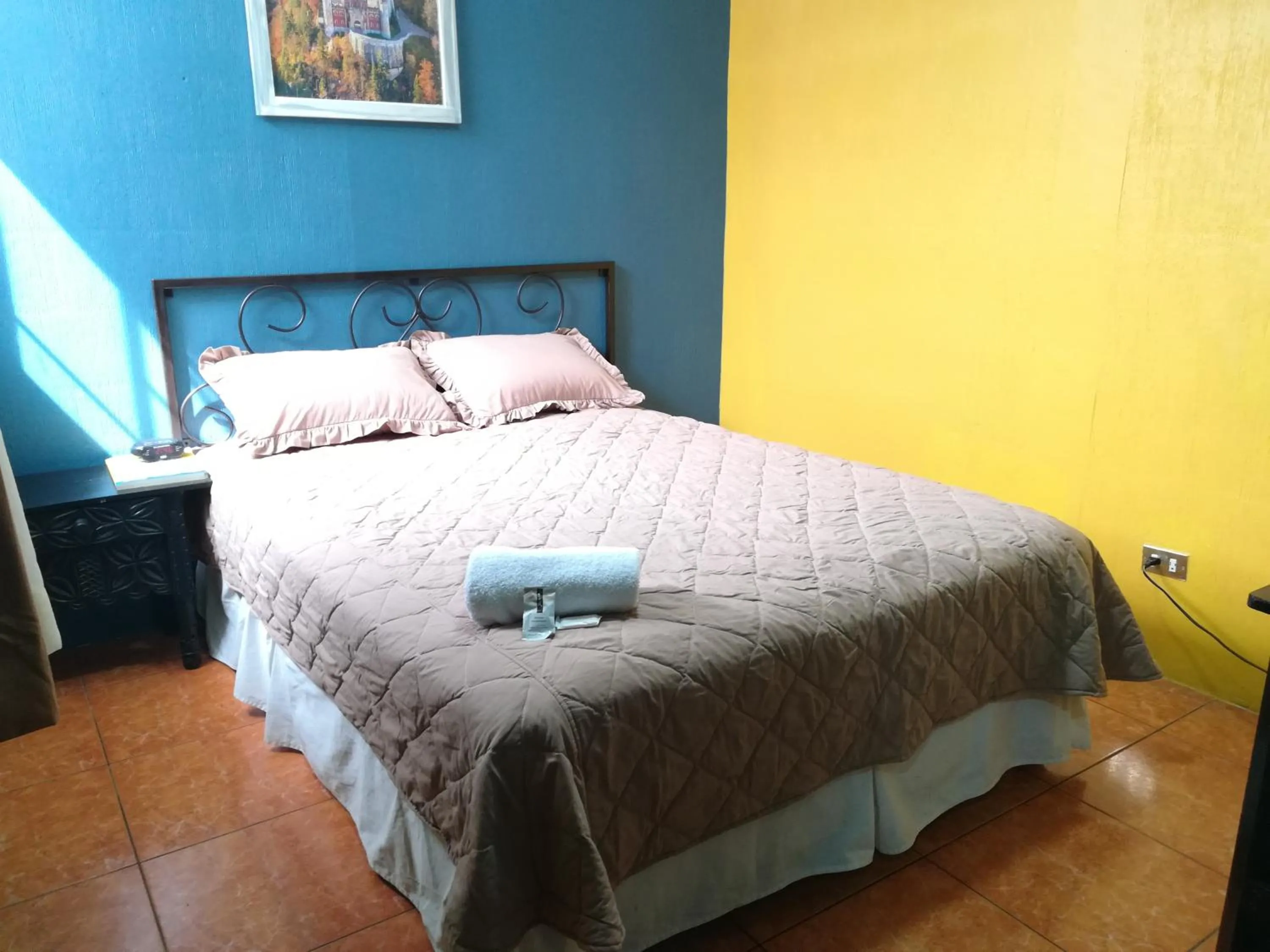 Standard Double Room with Shared Bathroom - single occupancy in Hostal Guatefriends