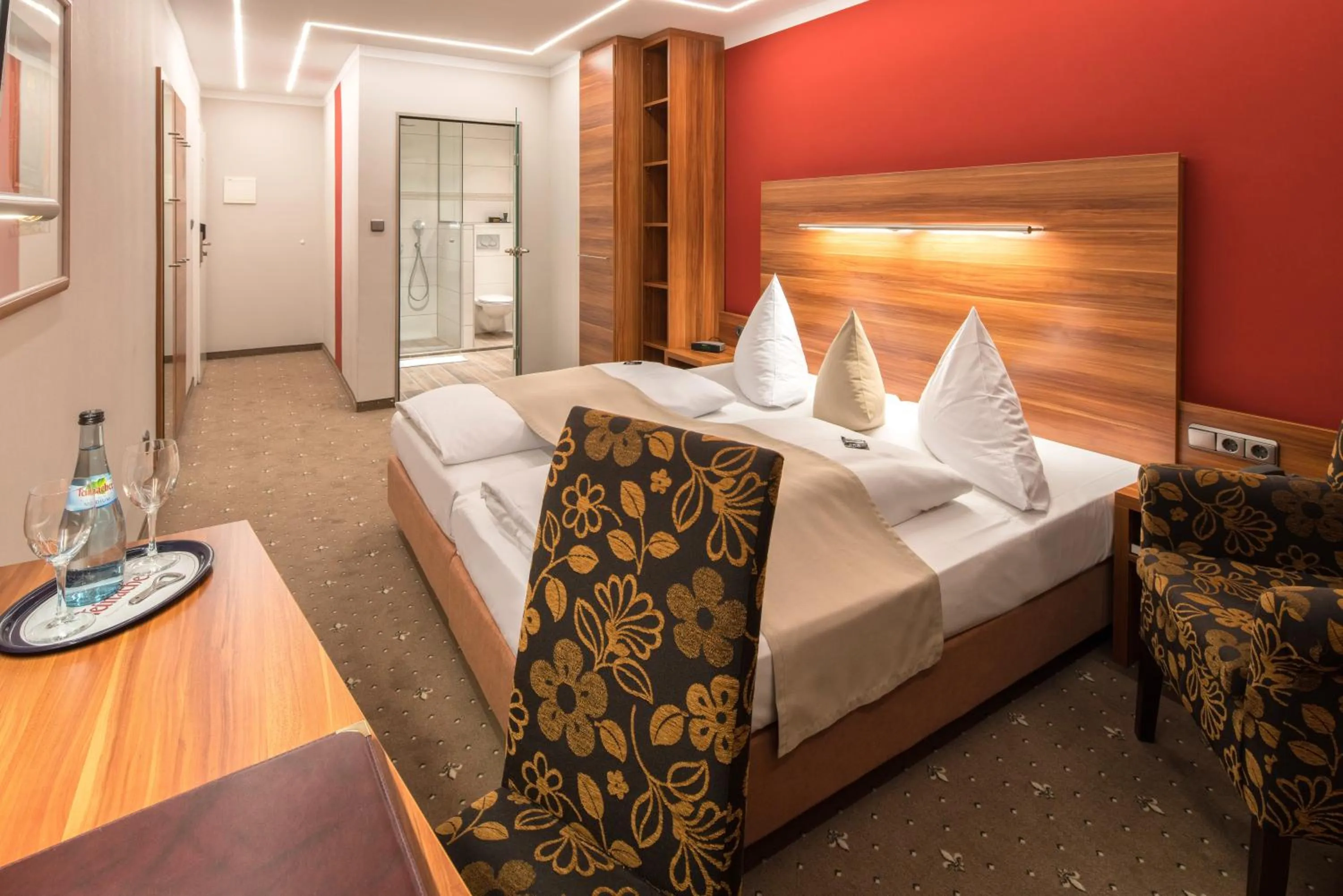 Photo of the whole room, Bed in Hotel Isartor