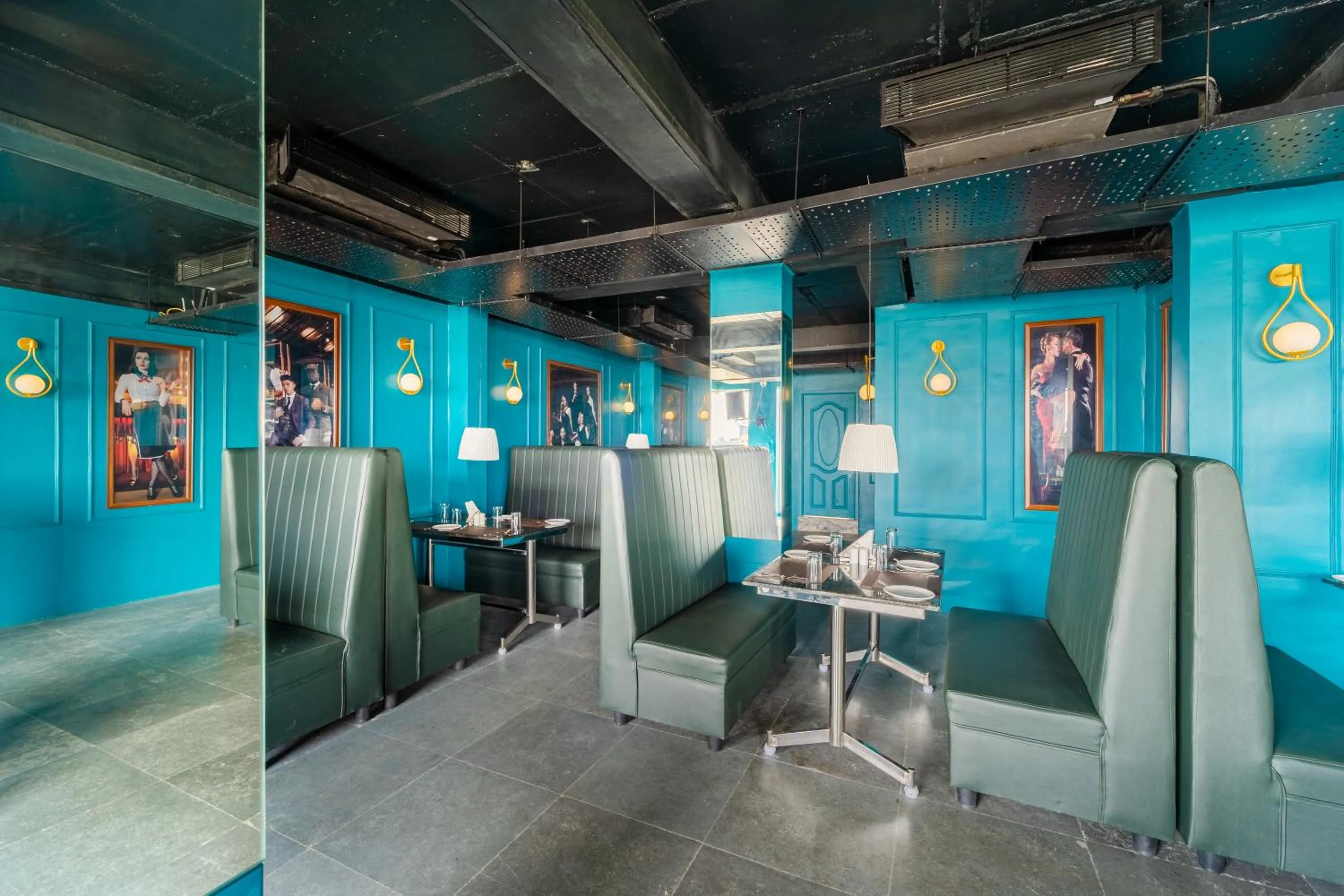 Lounge or bar in Rolling space