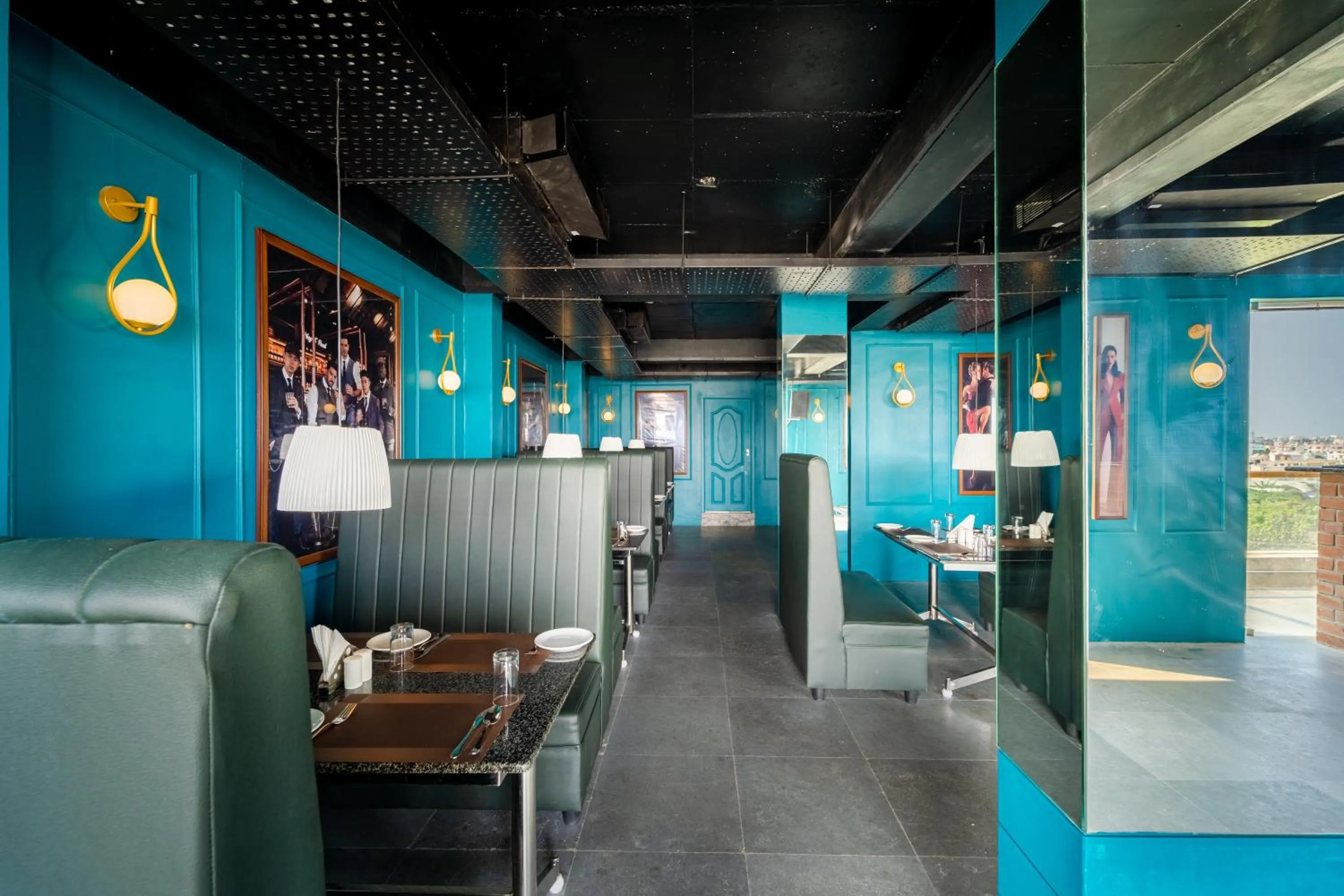 Lounge or bar in Rolling space