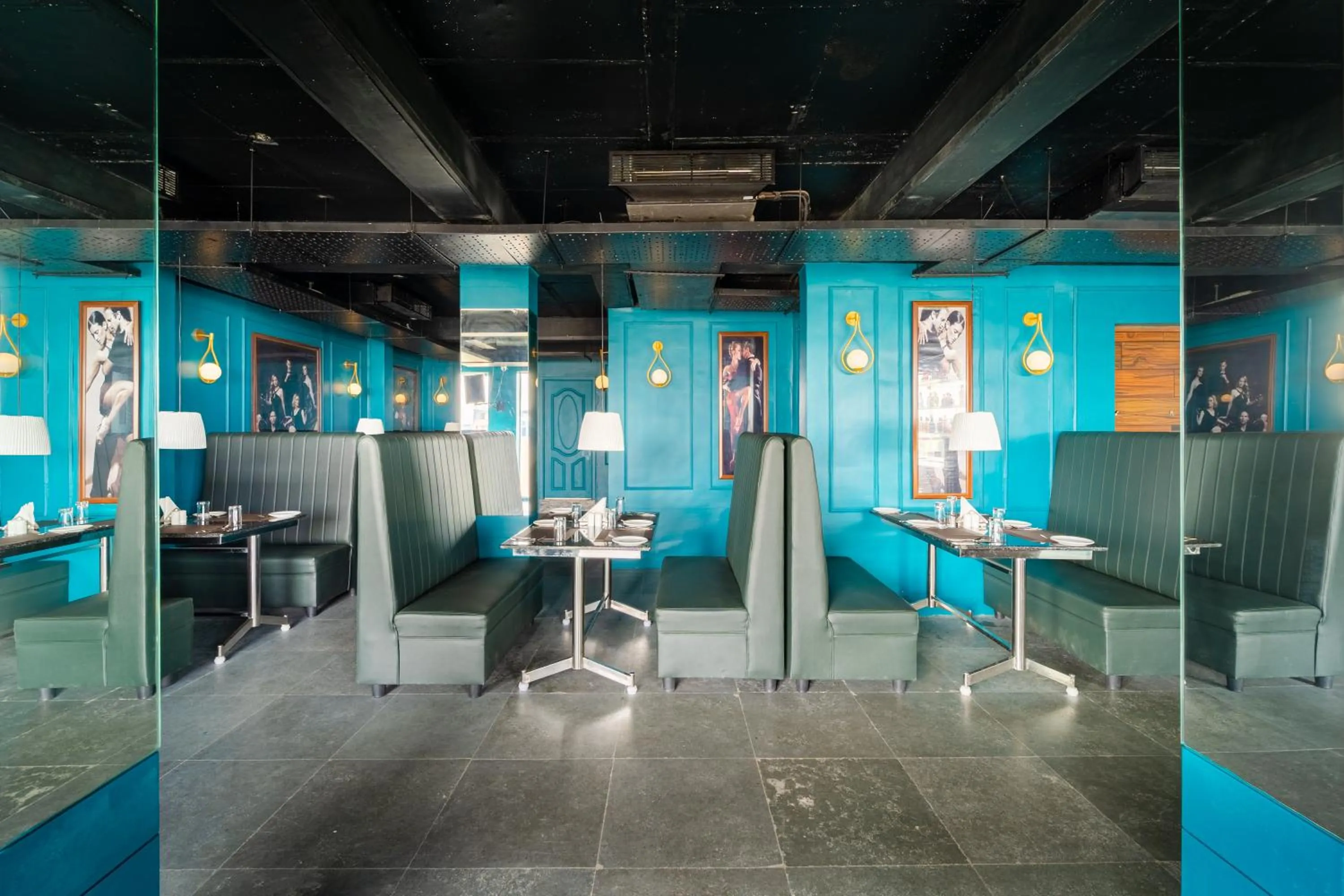 Lounge or bar in Rolling space