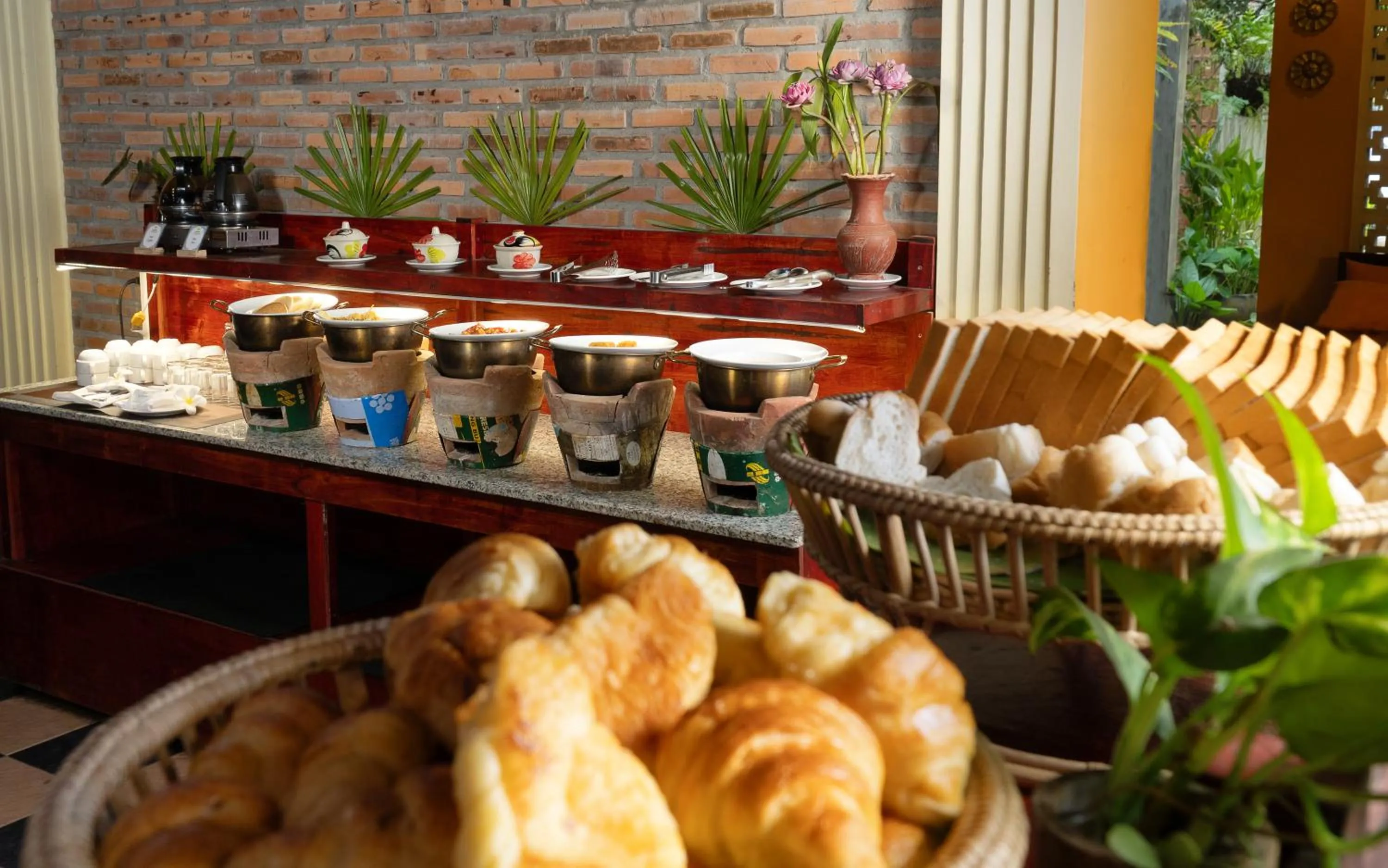 Food and drinks in Home Indochine d'Angkor Hotel