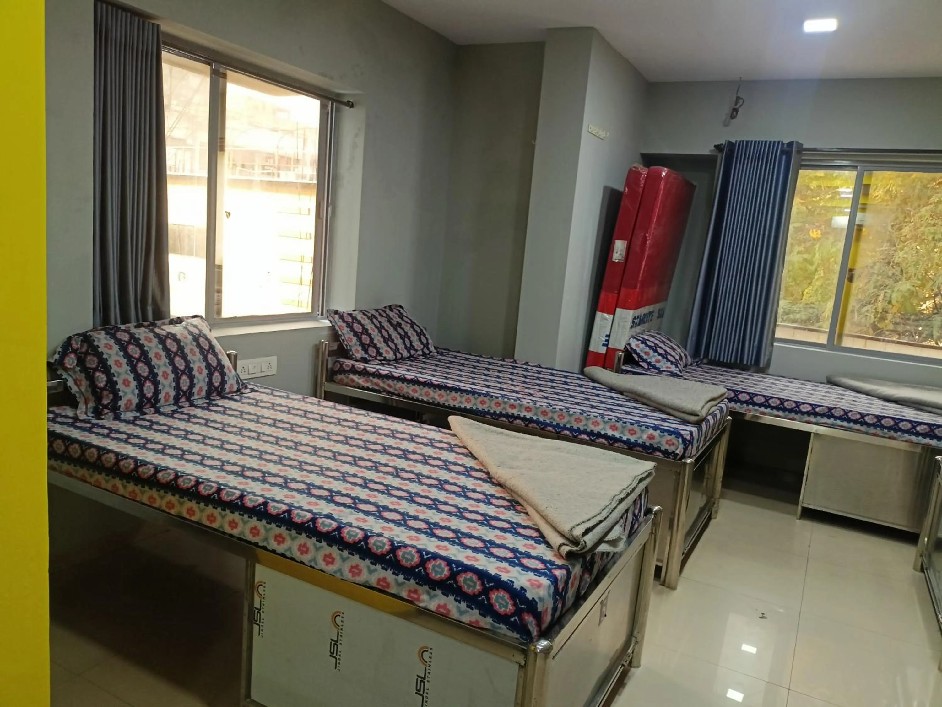 Bed in Shiv Sai Dormitory