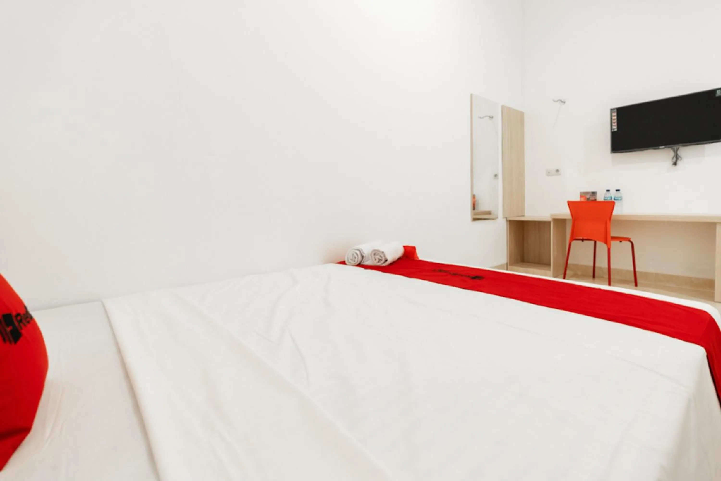 Bedroom, Bed in RedDoorz @ Graha Cemerlang Maros