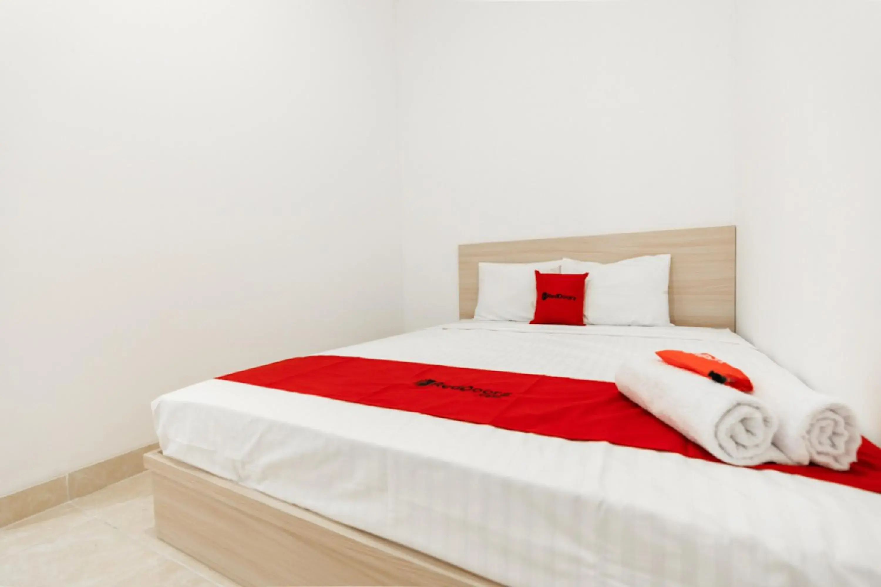 Bedroom, Bed in RedDoorz @ Graha Cemerlang Maros Bedroom, Bed in RedDoorz @ Graha Cemerlang Maros