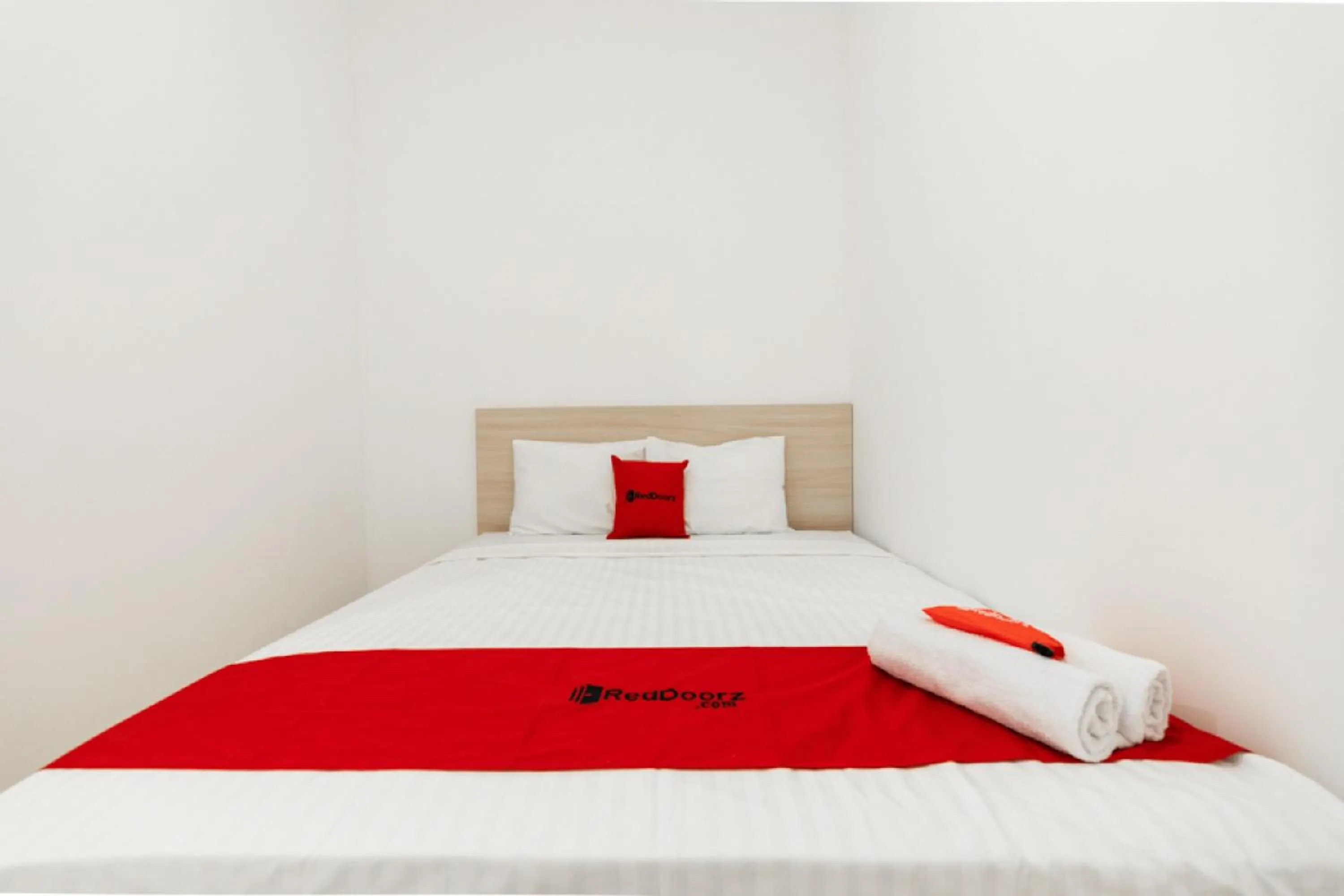 Bedroom, Bed in RedDoorz @ Graha Cemerlang Maros