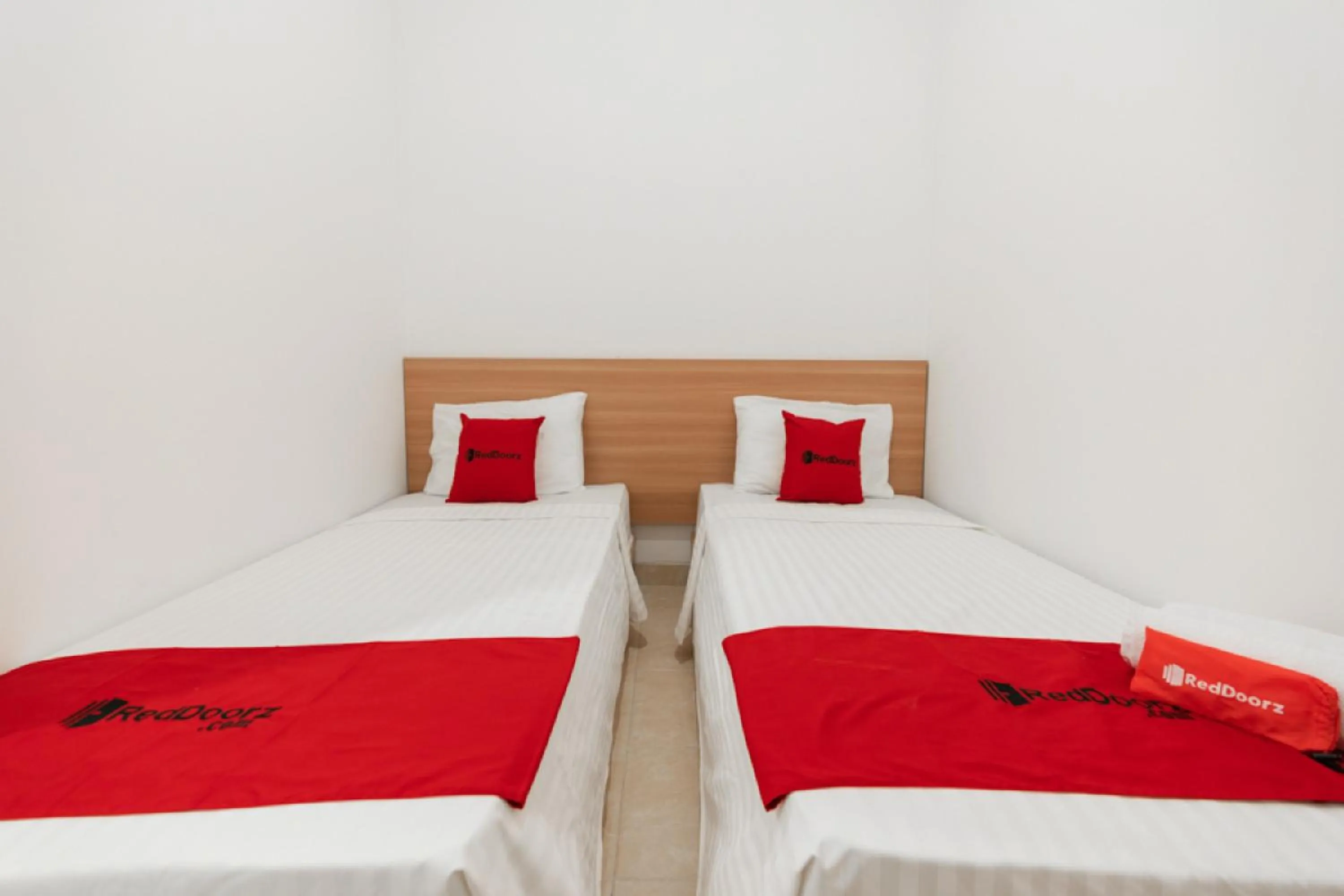 Bedroom, Bed in RedDoorz @ Graha Cemerlang Maros