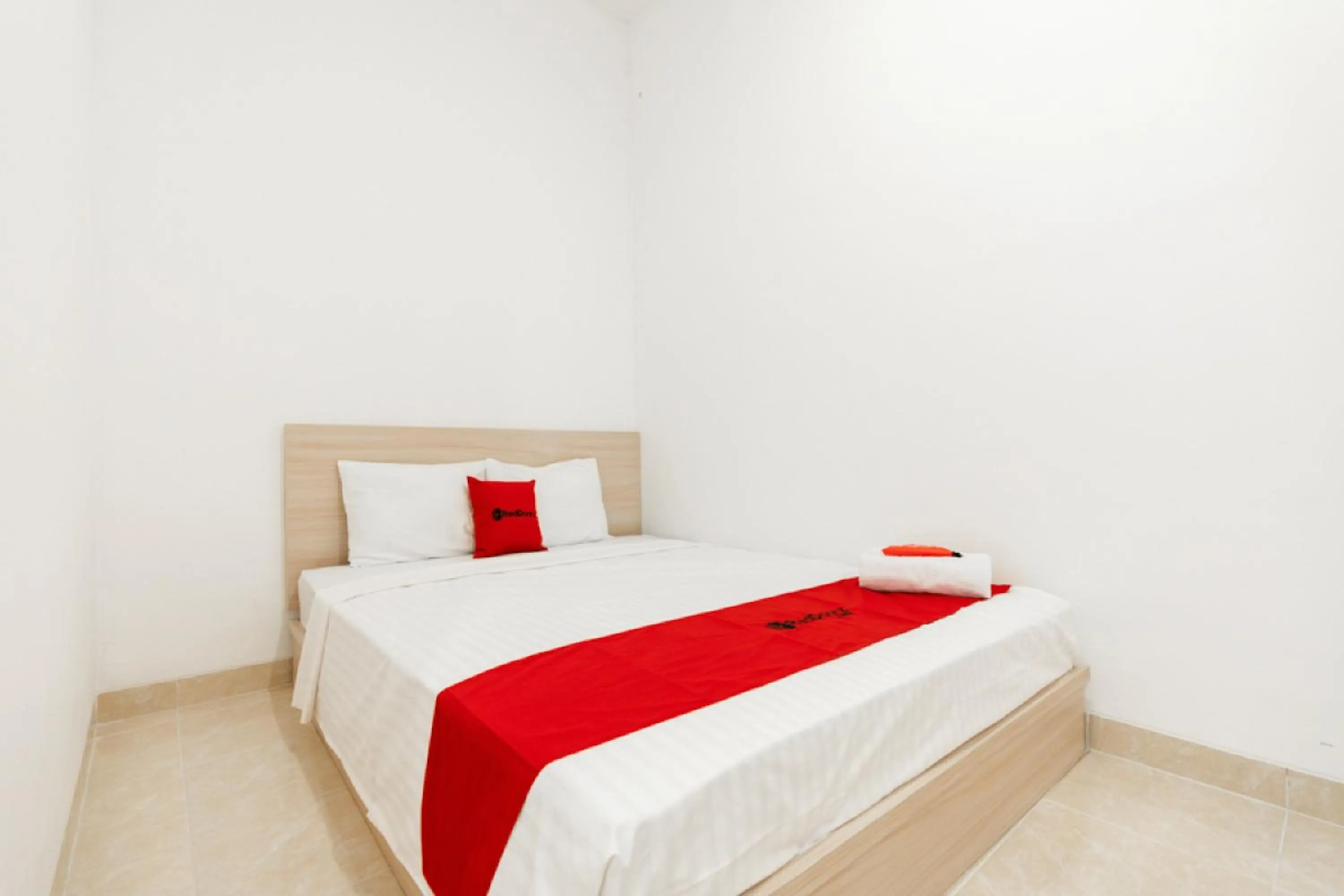 Bedroom, Bed in RedDoorz @ Graha Cemerlang Maros