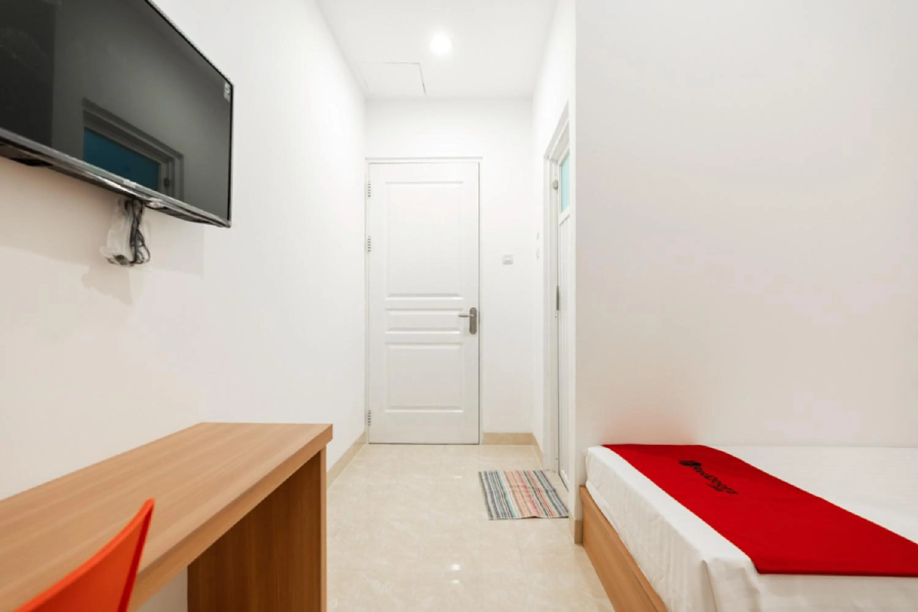 TV and multimedia, Bed in RedDoorz @ Graha Cemerlang Maros