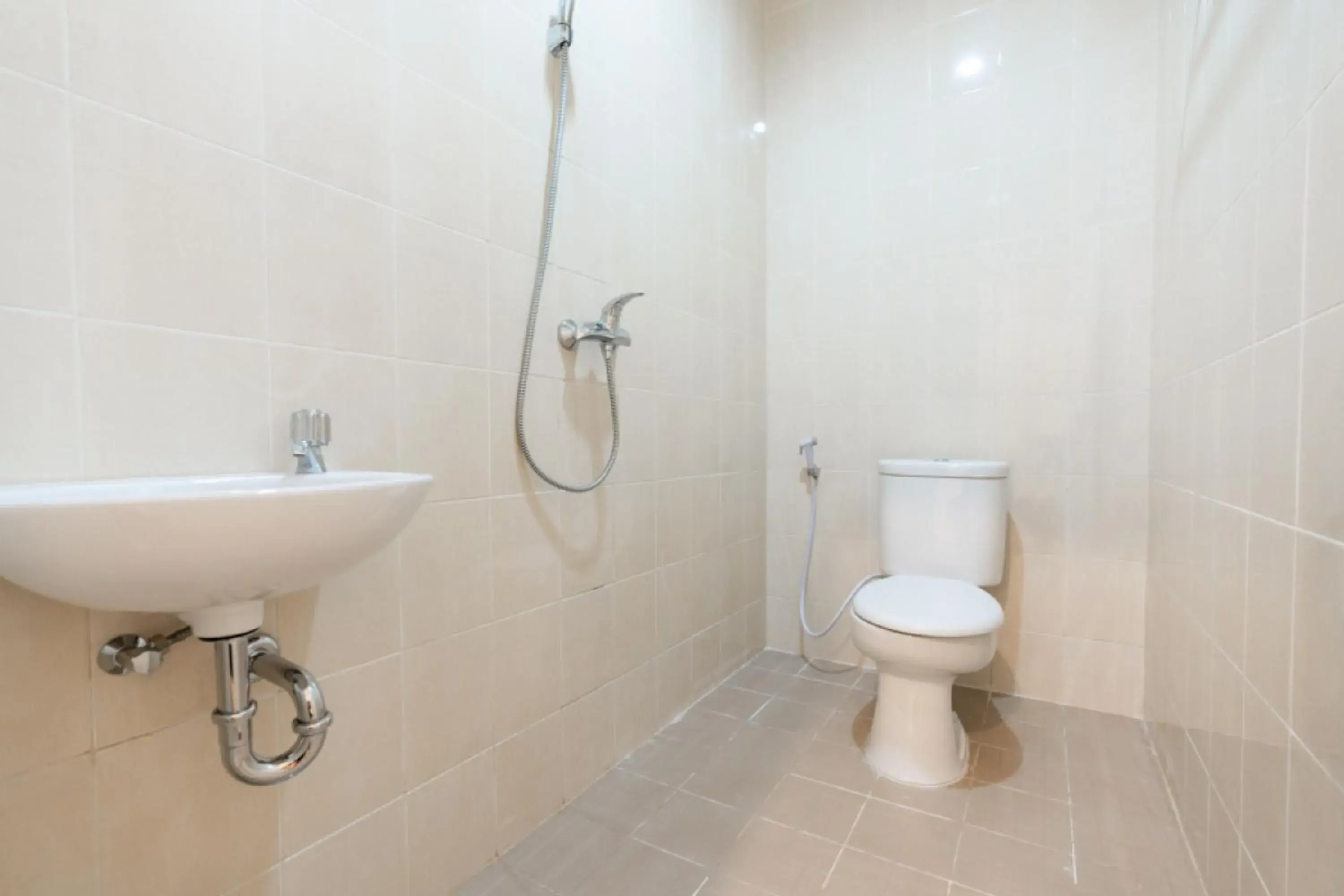 Bathroom in RedDoorz @ Graha Cemerlang Maros Bathroom in RedDoorz @ Graha Cemerlang Maros