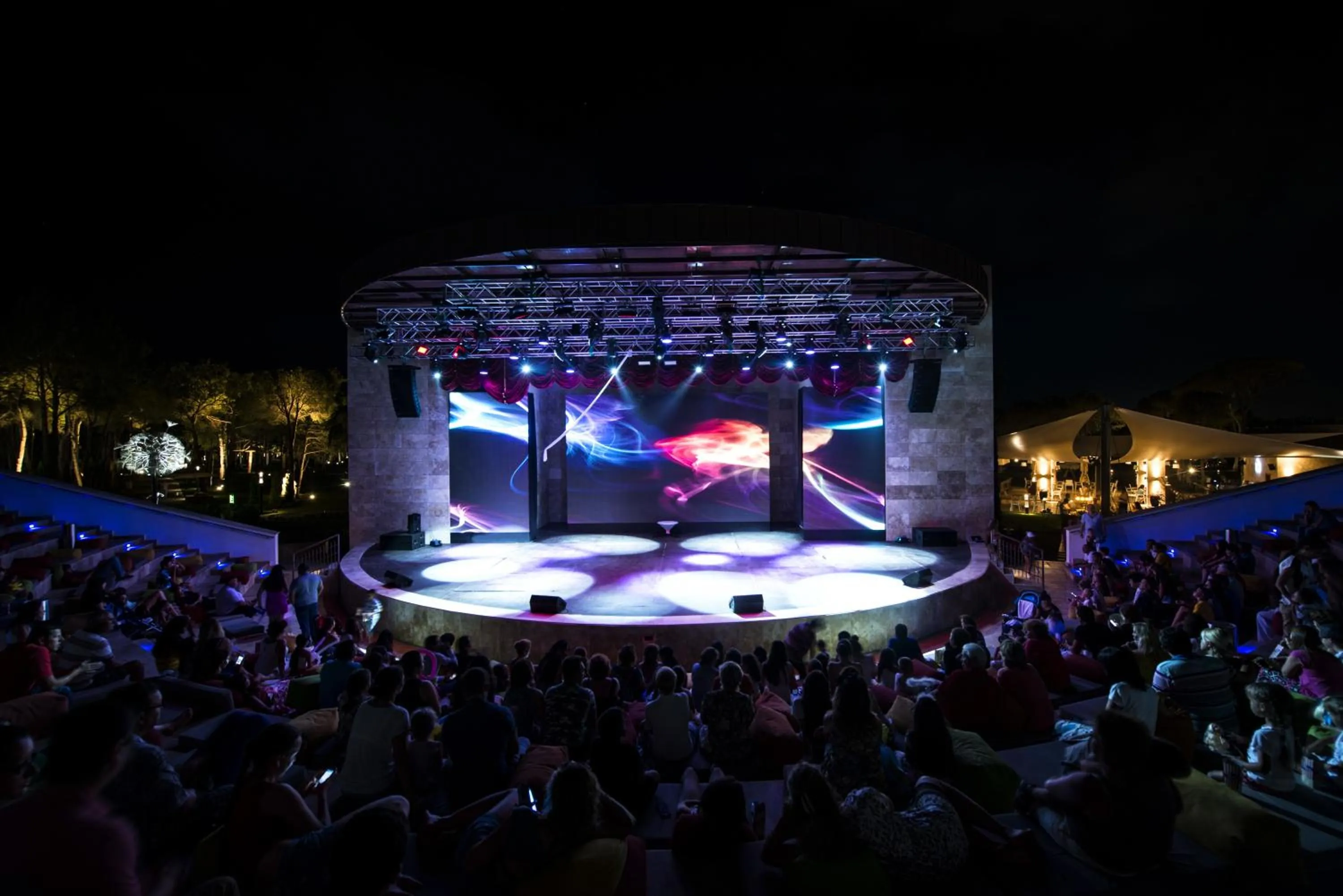 Evening entertainment in Regnum Carya