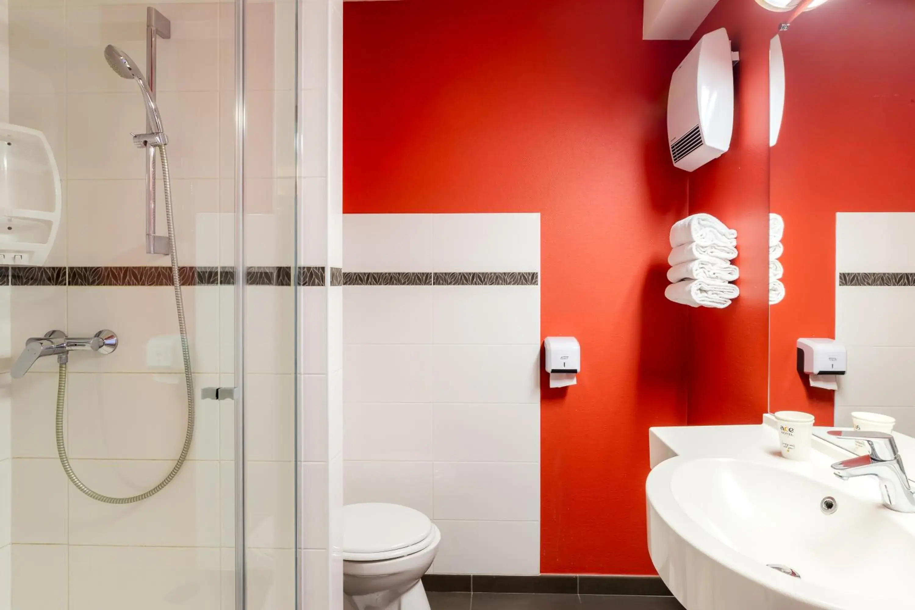 Quadruple Room (1 double bed, 1 single bed, 1 child bed (70/63 in)) in Ace Hotel Arras-Beaurains Quadruple Room (1 double bed, 1 single bed, 1 child bed (70/63 in)) in Ace Hotel Arras-Beaurains
