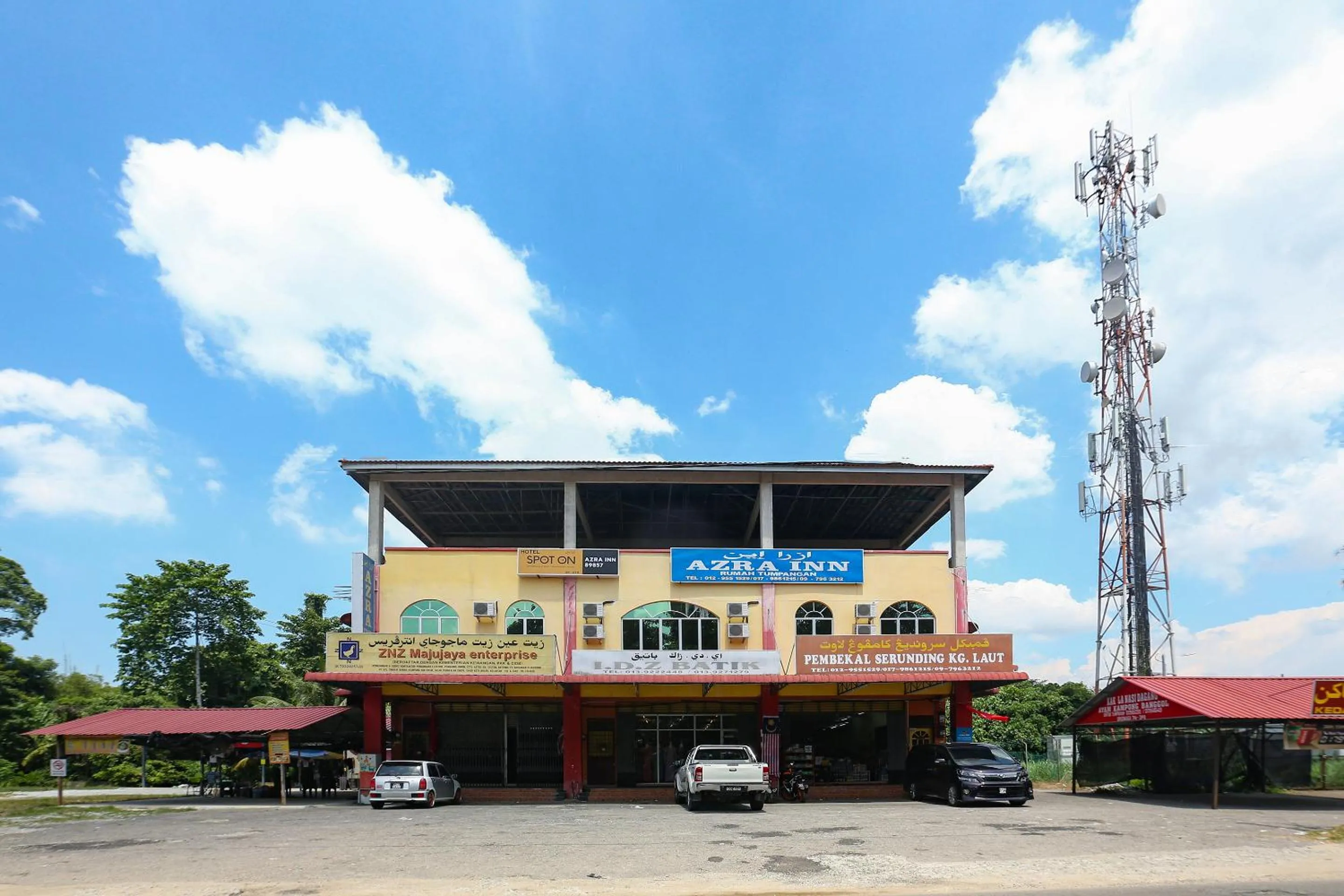 Facade/entrance in SPOT ON 89857 Azra Inn (rumah Tumpangan)