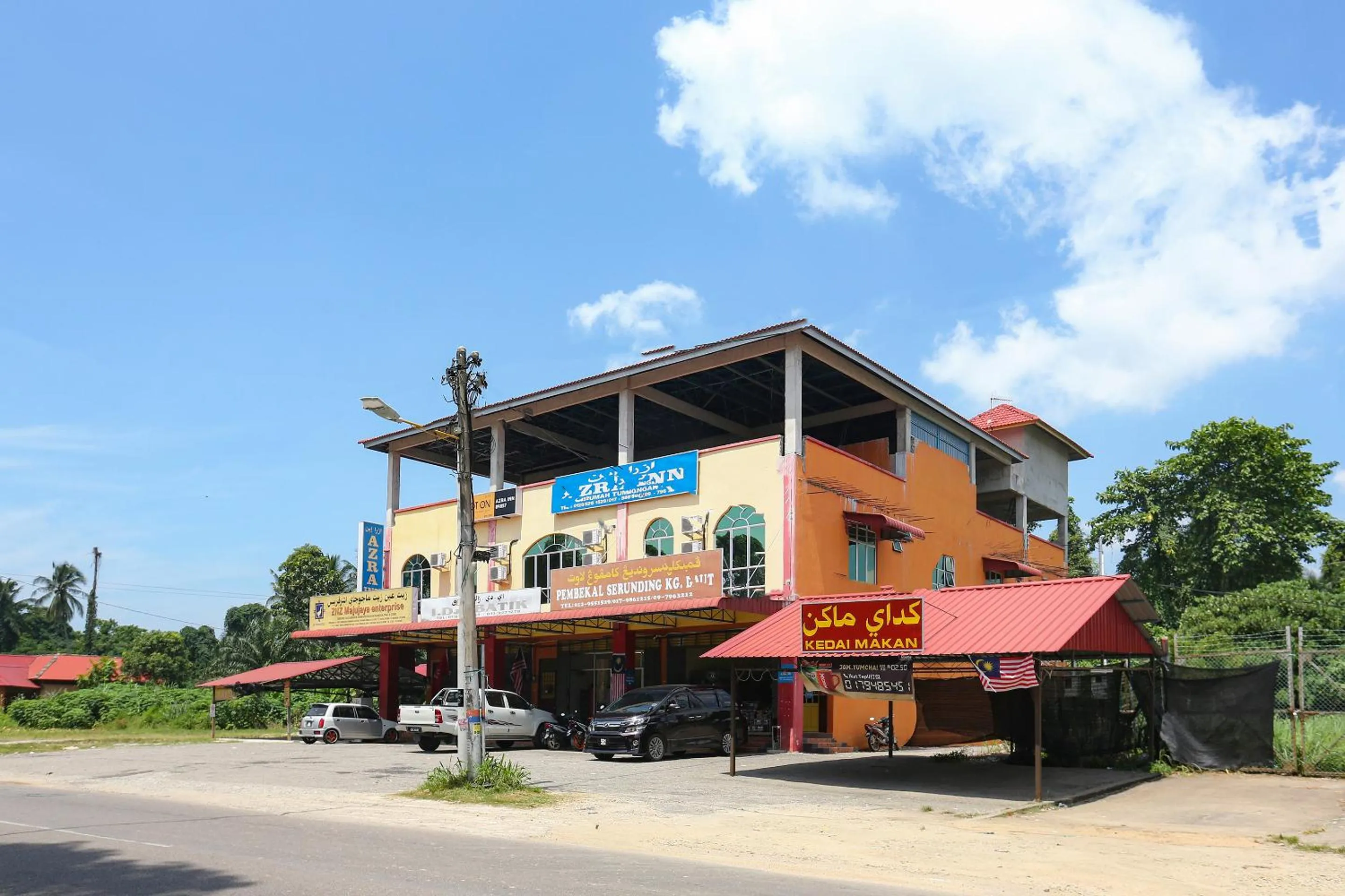 Facade/entrance in SPOT ON 89857 Azra Inn (rumah Tumpangan)