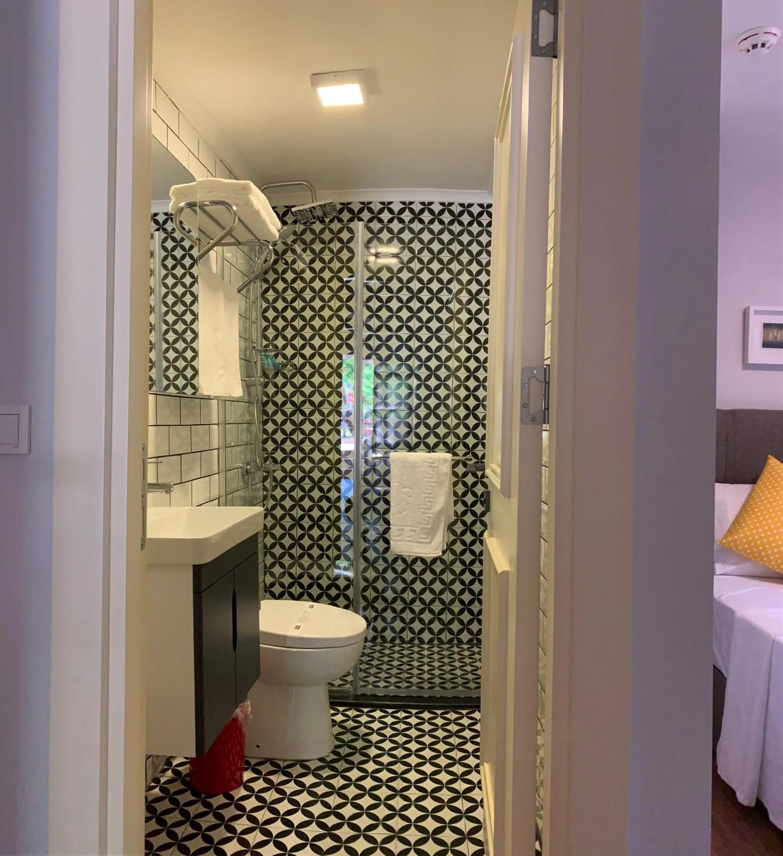 Toilet in Mono Hotel